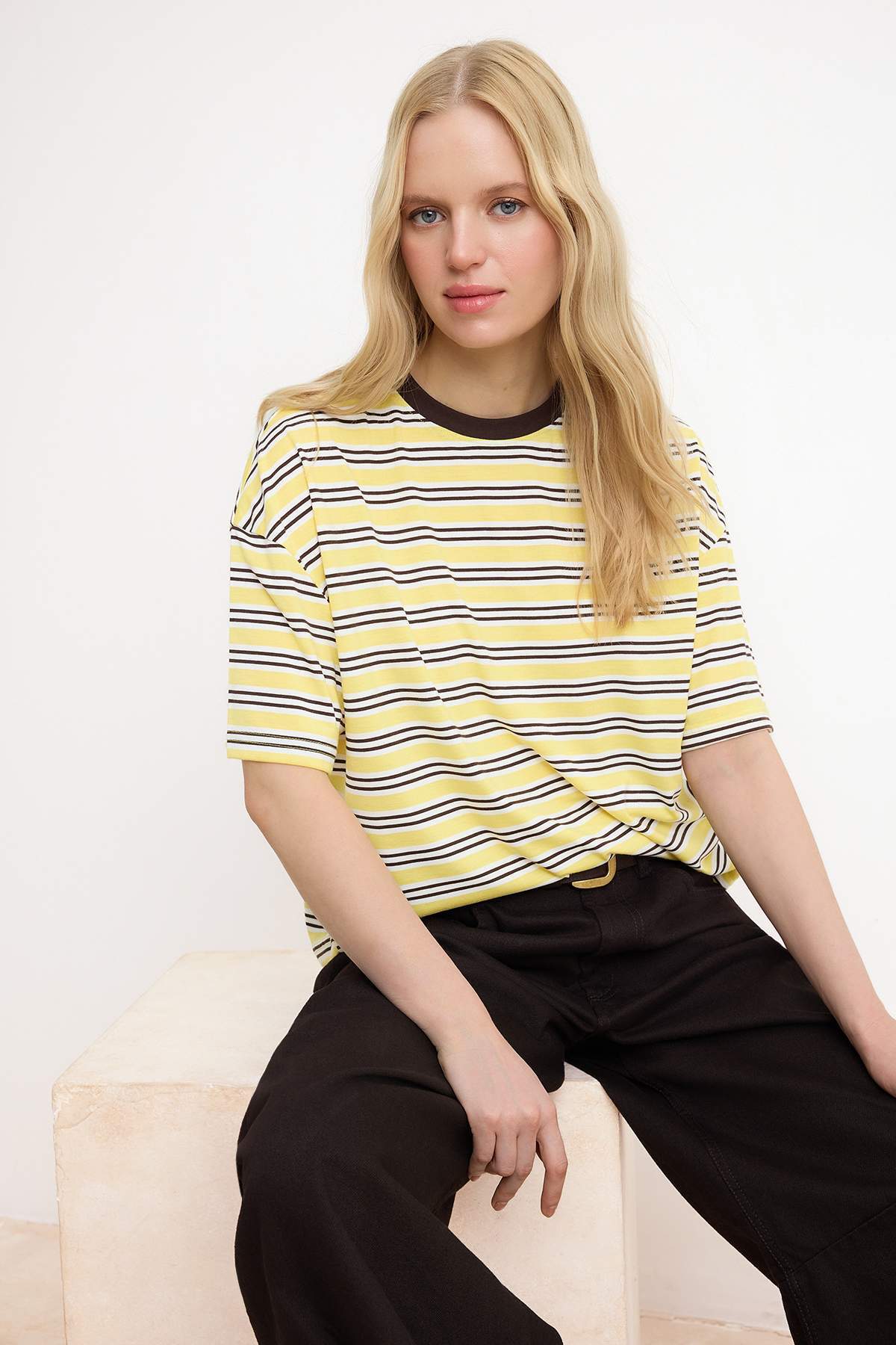 Trendyolmilla  Açık Sarı Çizgili Boxy Düşük Kol Kısa Kollu Tok %100 Pamuk Örme T-Shirt TWOSS26TS00023