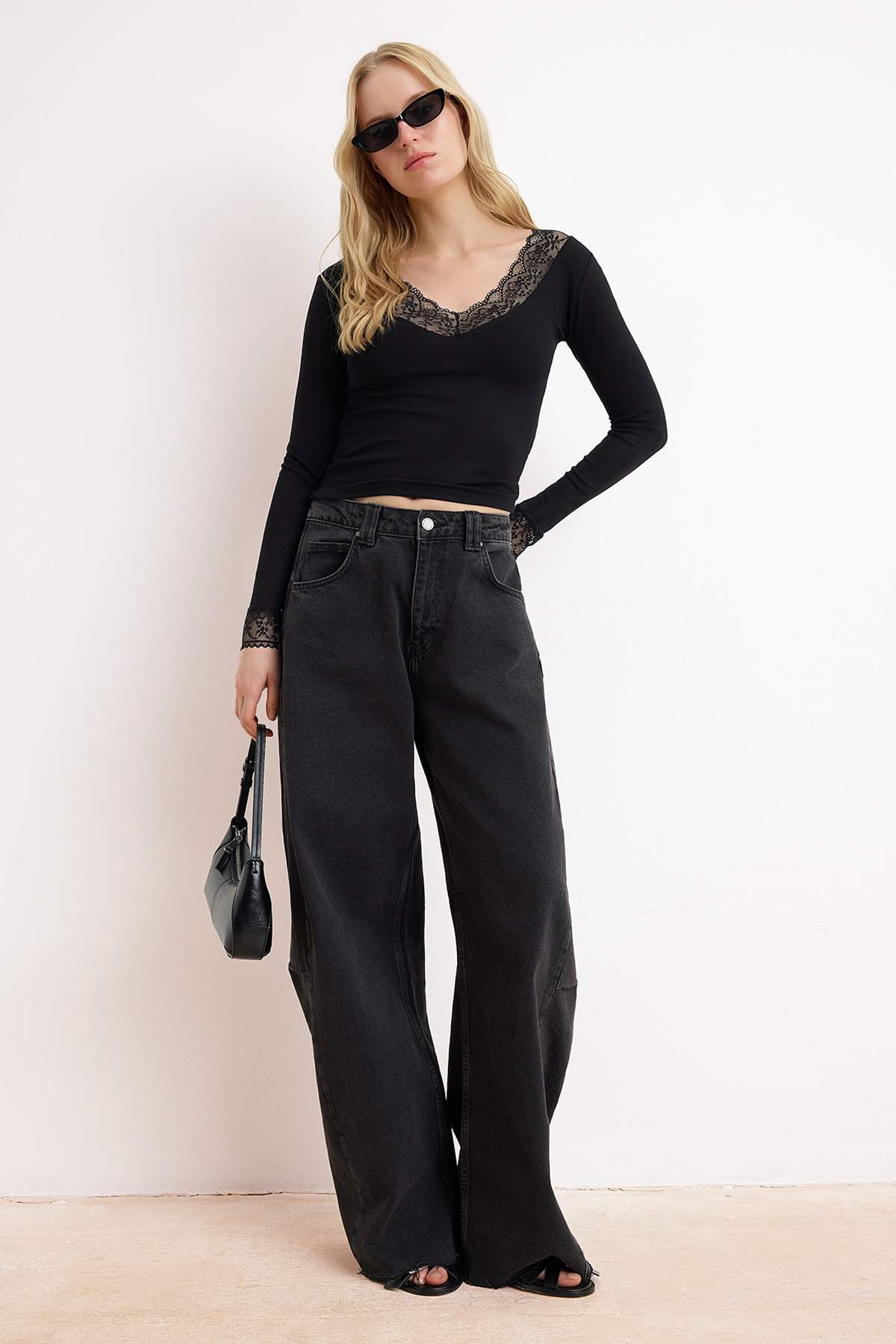 Trendyolmilla  Siyah Fitted/Vücuda Oturan V Yaka Dantel Detaylı Yumuşak Örme Bluz TWOSS26BZ00637 - Görsel 2