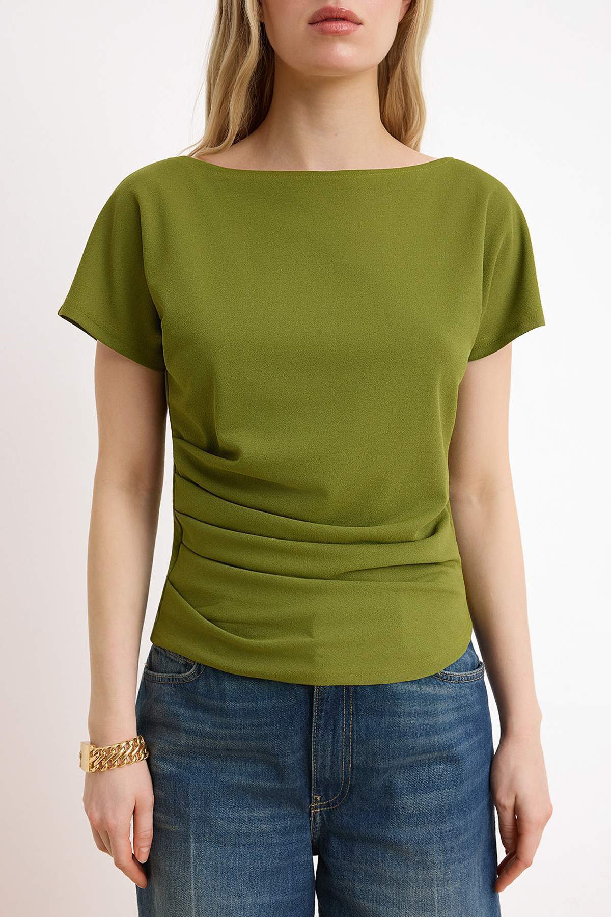 Trendyolmilla  Yağ Yeşili Fitted/Vücuda Oturan Kayık Yaka Düşük Kol Kısa Kollu Scuba Krep Örme Bluz TWOSS26BZ00080 - Görsel 3
