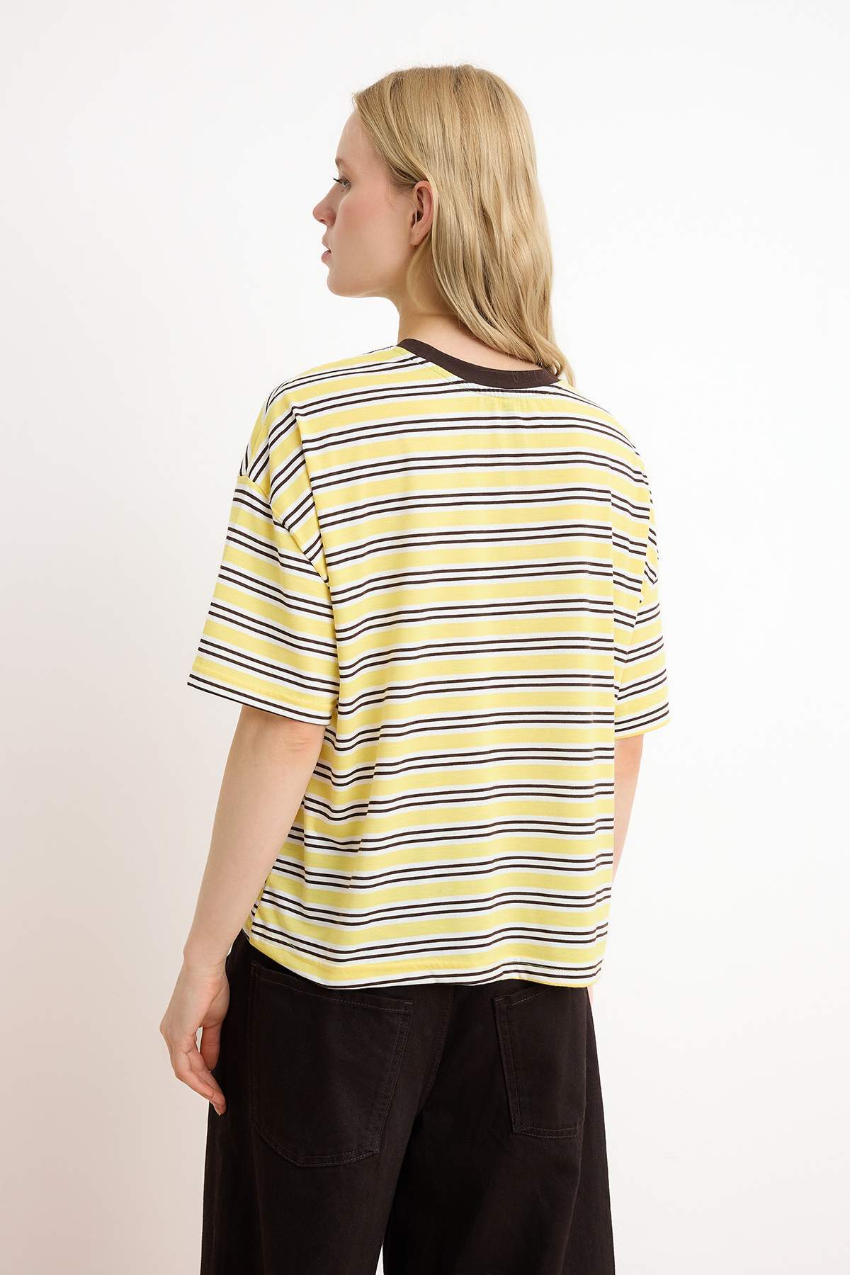 Trendyolmilla  Açık Sarı Çizgili Boxy Düşük Kol Kısa Kollu Tok %100 Pamuk Örme T-Shirt TWOSS26TS00023 - Görsel 4