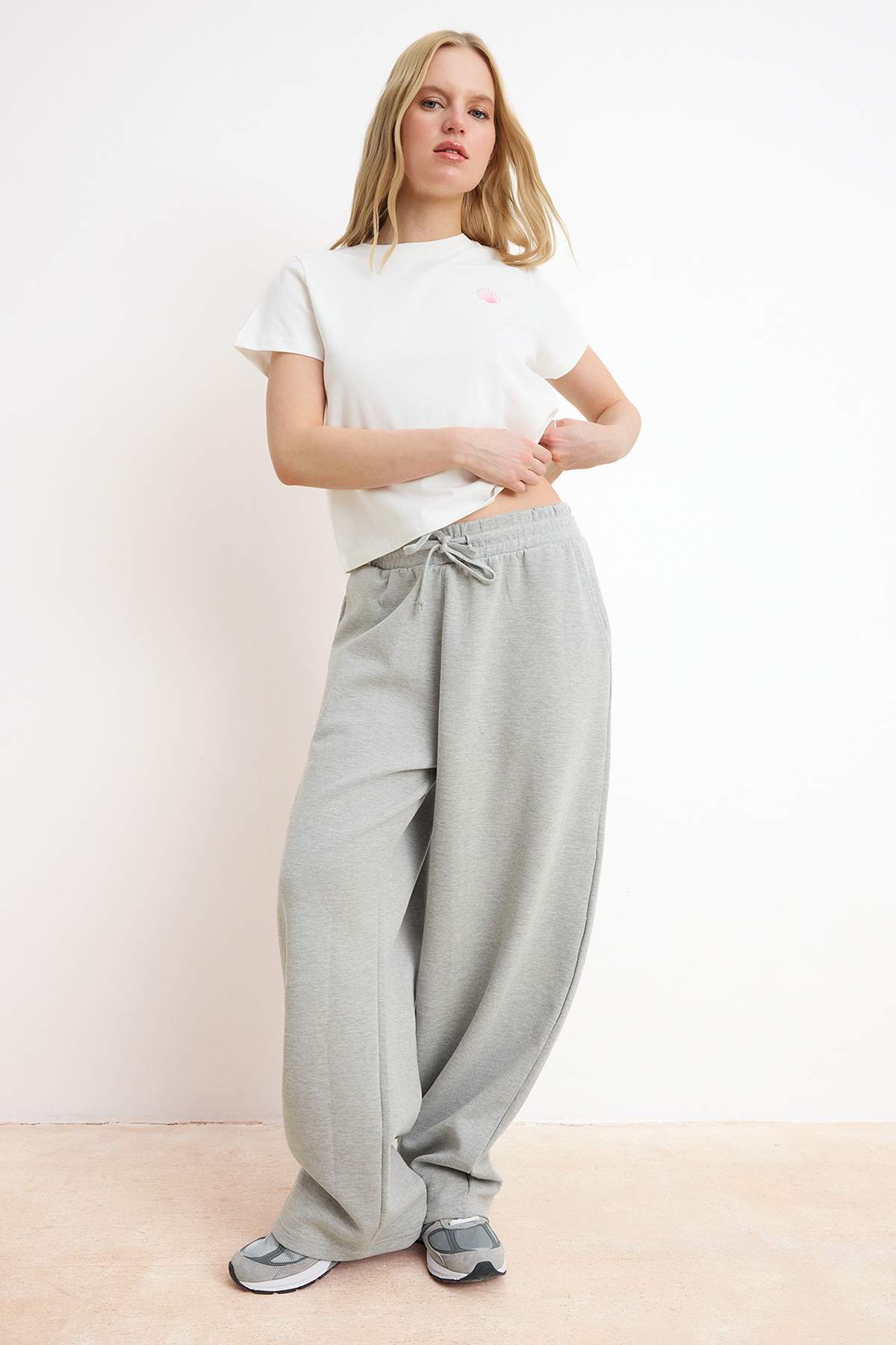 Trendyolmilla  Ekru Nakışlı Regular/Normal Kalıp Kısa Kollu %100 Pamuk Örme T-Shirt TWOSS26TS00124 - Görsel 2