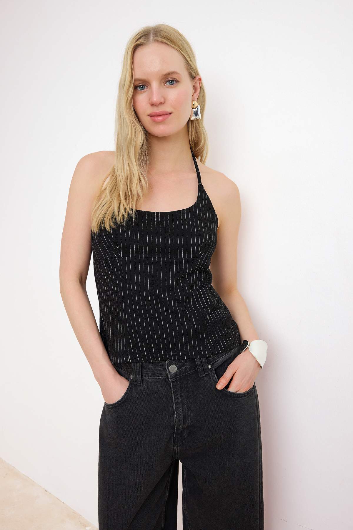 Trendyolmilla Siyah Çizgili Fitted/Vücuda Oturan Havuz Yaka İnce Askılı Kolsuz İnterlok Örme Bluz TWOSS26BZ00372