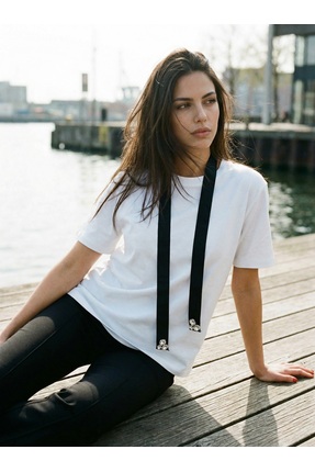 Amia&Co. Beyaz Bisiklet Yaka Siyah Şerit Taş Detaylı Oversize Kadın T-Shirt