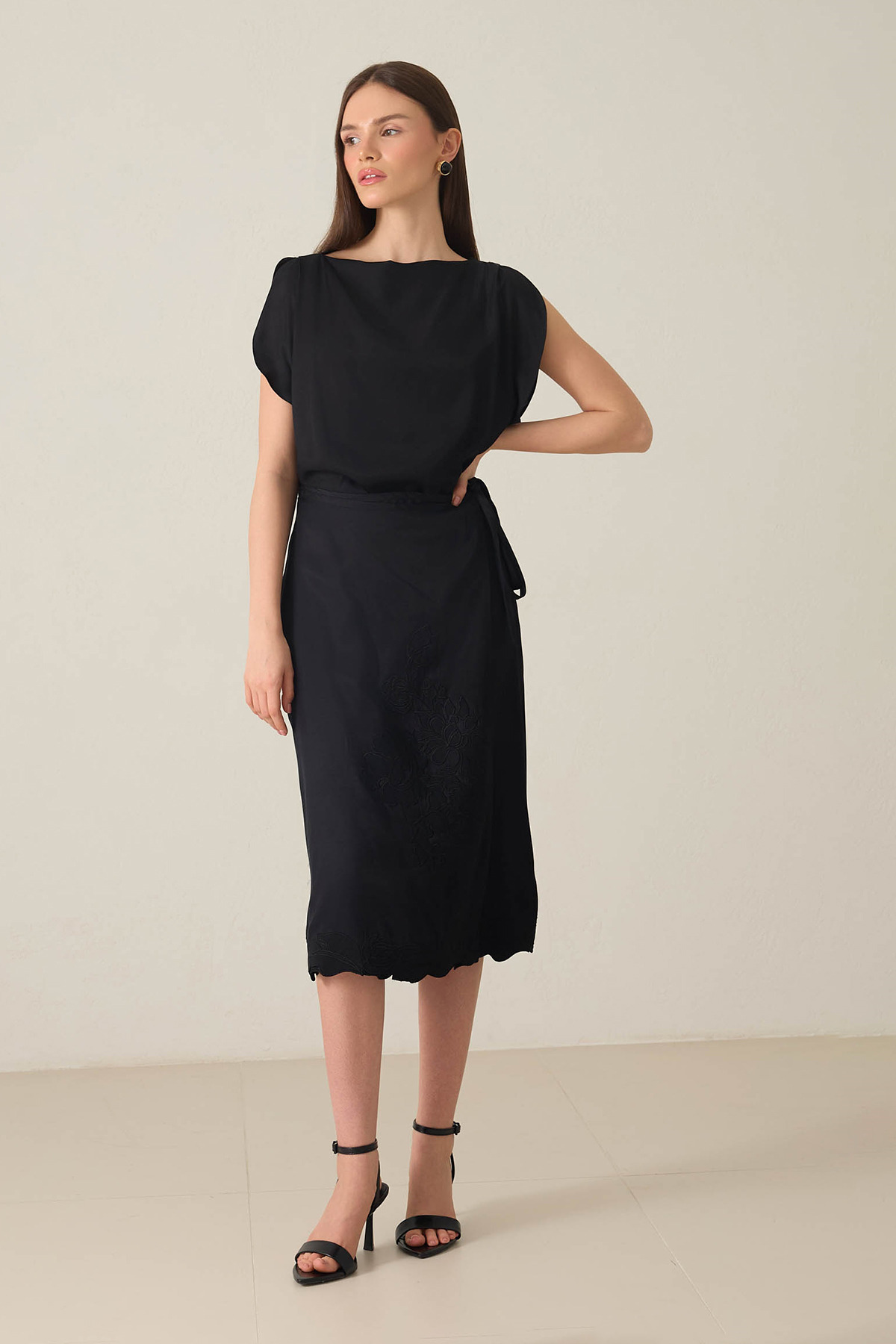 Black Embroidery Detailed Midi Skirt