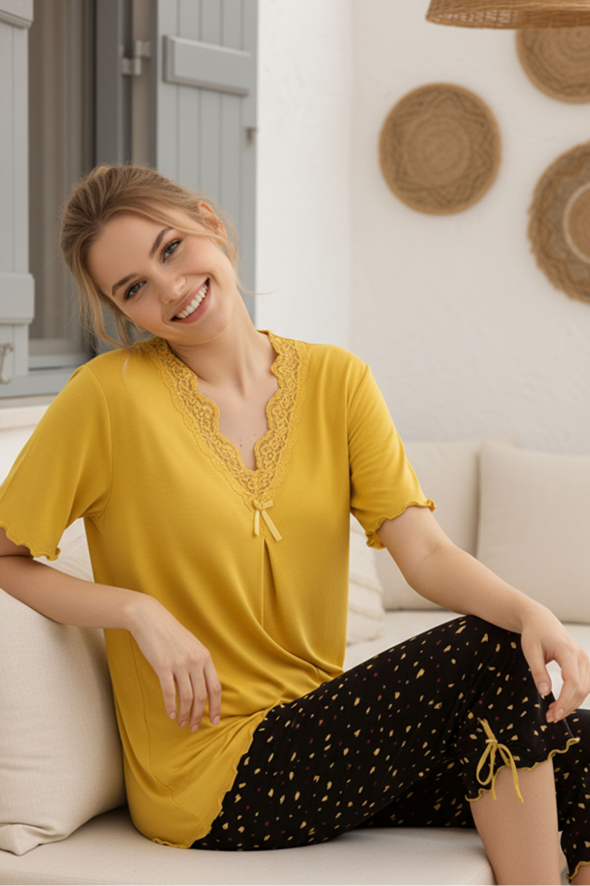 Yellow Ring Viscose Lace Detailed Short Sleeve Capri Pajamas Set