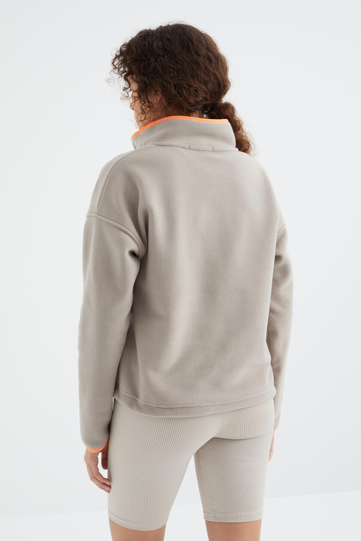 TOMMY LIFE Koyu Bej Yarım Fermuar Etek Ucu Büzgülü Dik Yaka Standart Kalıp Kadın Polar Sweatshirt - 97234 görsel 7