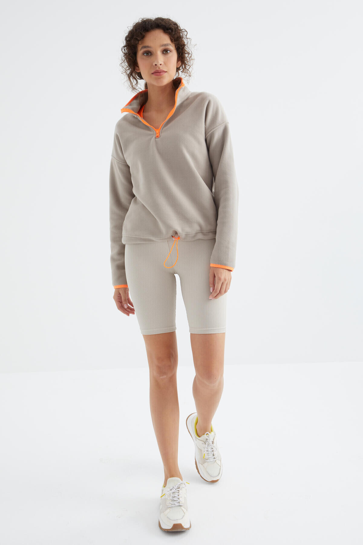 TOMMY LIFE Koyu Bej Yarım Fermuar Etek Ucu Büzgülü Dik Yaka Standart Kalıp Kadın Polar Sweatshirt - 97234 görsel 4