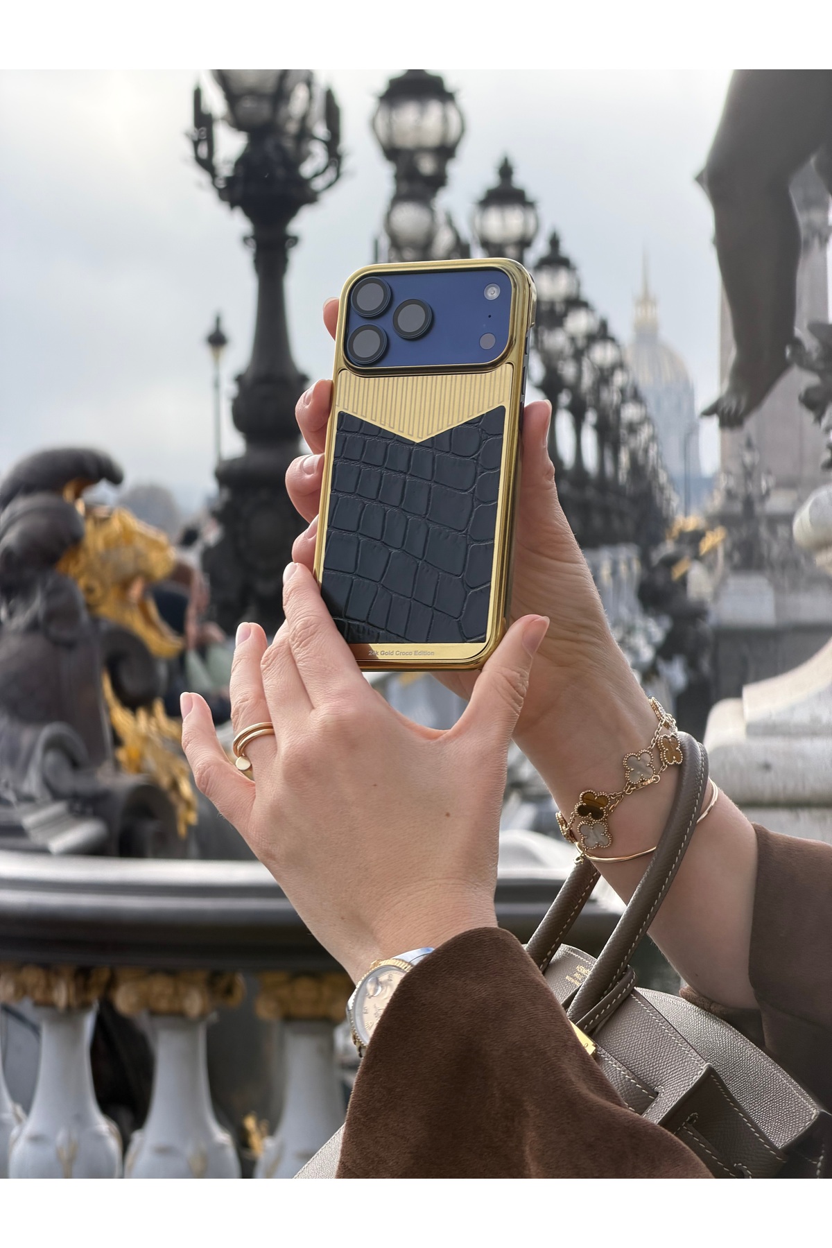 MHIRAJE Siyah Timsah Derisi Model ve Altın Kaplama iPhone 17 Pro