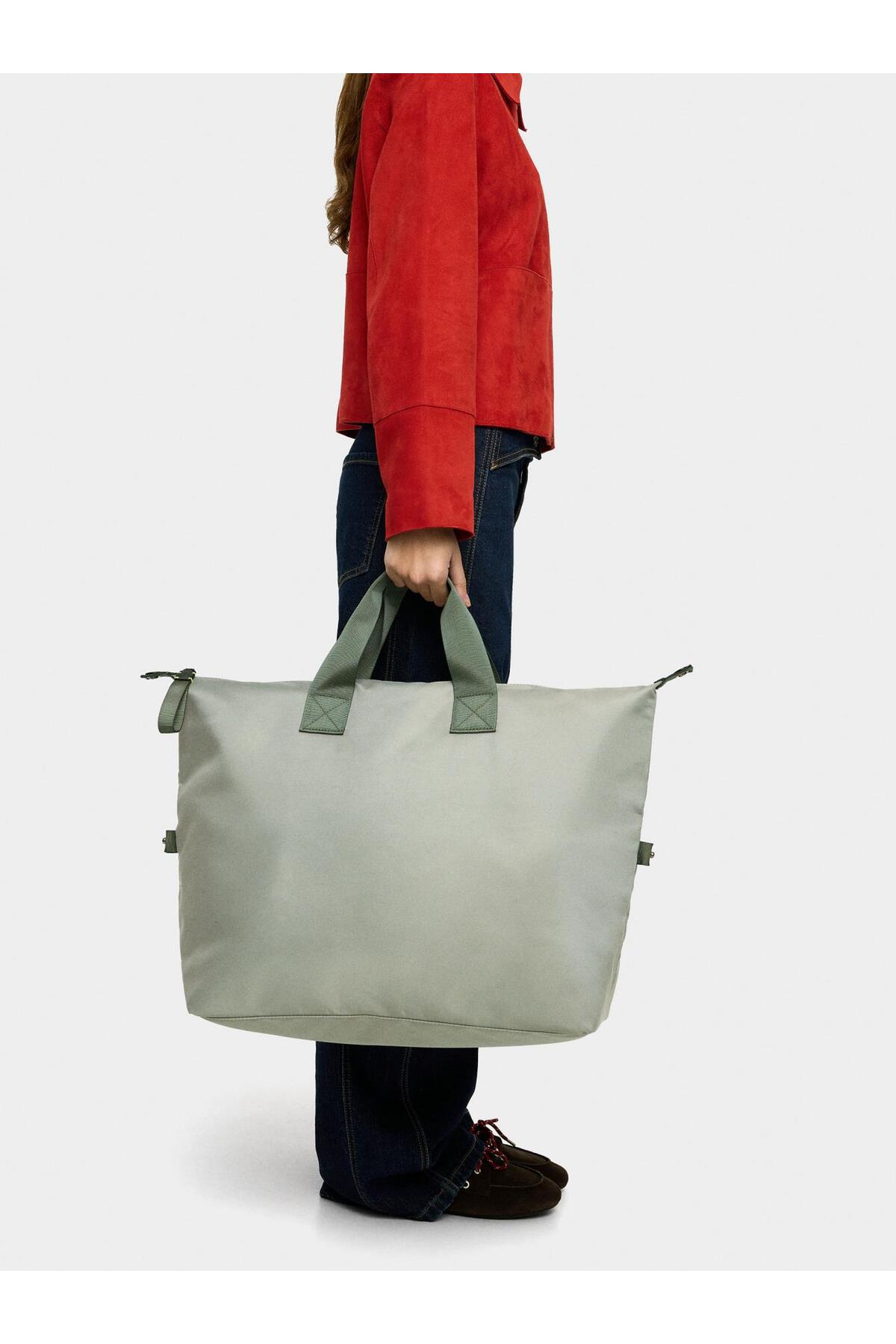 Technical Fabric Weekend Bag_Size (cm): 61x40x21 (LxHxW).