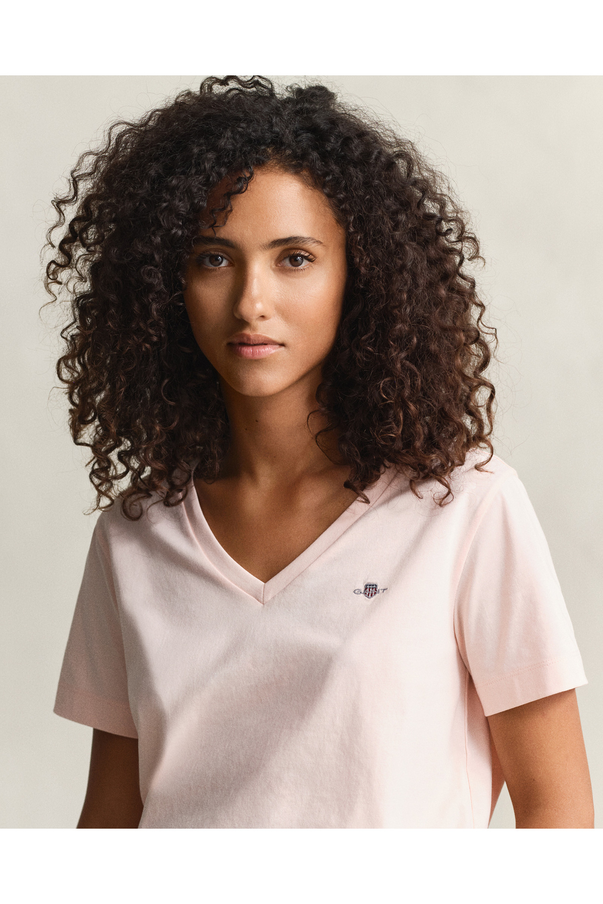 Gant Kadın Pembe V Yaka Regular Fit Logolu T-Shirt görsel 4