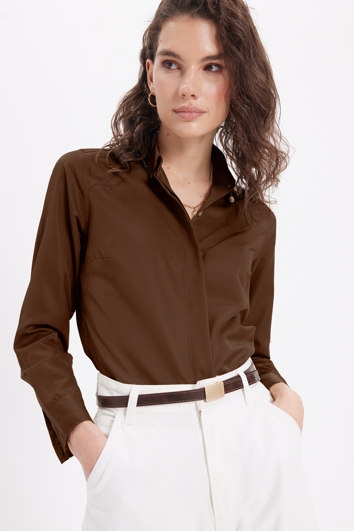 Tudors  Kadın Slim Fit Dar Kesim Vucüda Oturan Uzun Kollu Gizli Düğme Detaylı Kahverengi Basic Gömlek - Görsel 4