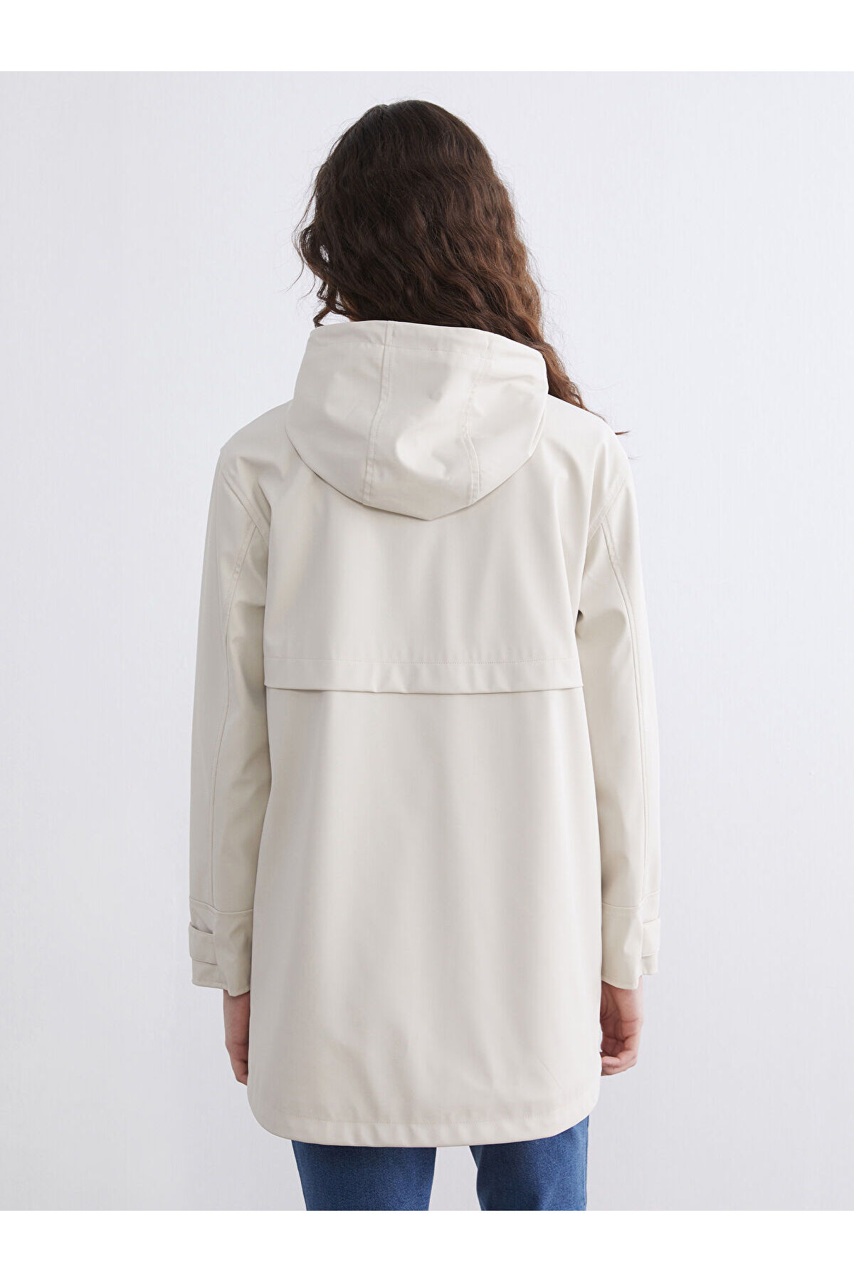 LC Waikiki  NEVAVM Farkıyla LCW Vision Bej Kapüşonlu Kadın Deri Görünümlü Yağmurluk - S6BA83Z8-VL2 - Görsel 5