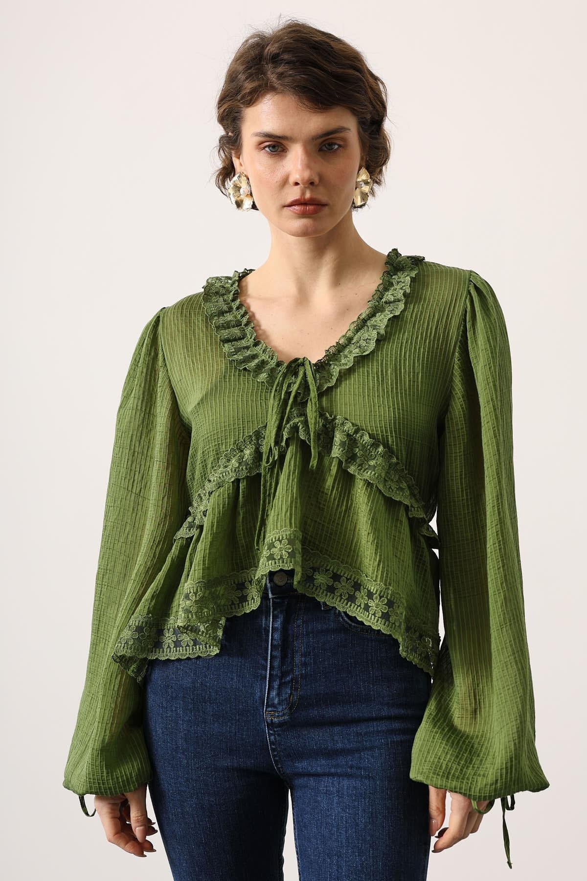 LaliCo  Kadın V Yaka Dantel Detaylı Fırfırlı Yeşil Bluz - Görsel 3