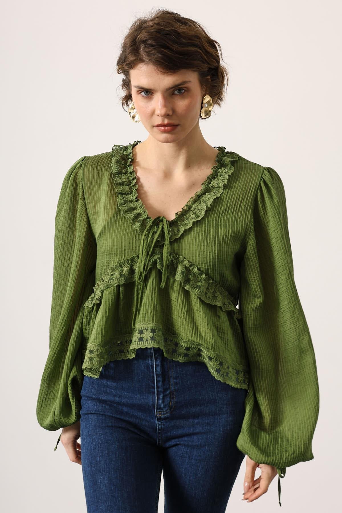 LaliCo  Kadın V Yaka Dantel Detaylı Fırfırlı Yeşil Bluz - Görsel 4
