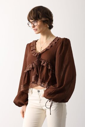 LaliCo Kadın V Yaka Dantel Detaylı Fırfırlı Kahverengi Bluz