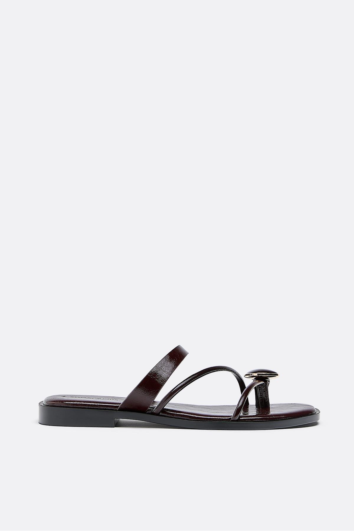 Stradivarius Taş detaylı düz sandalet