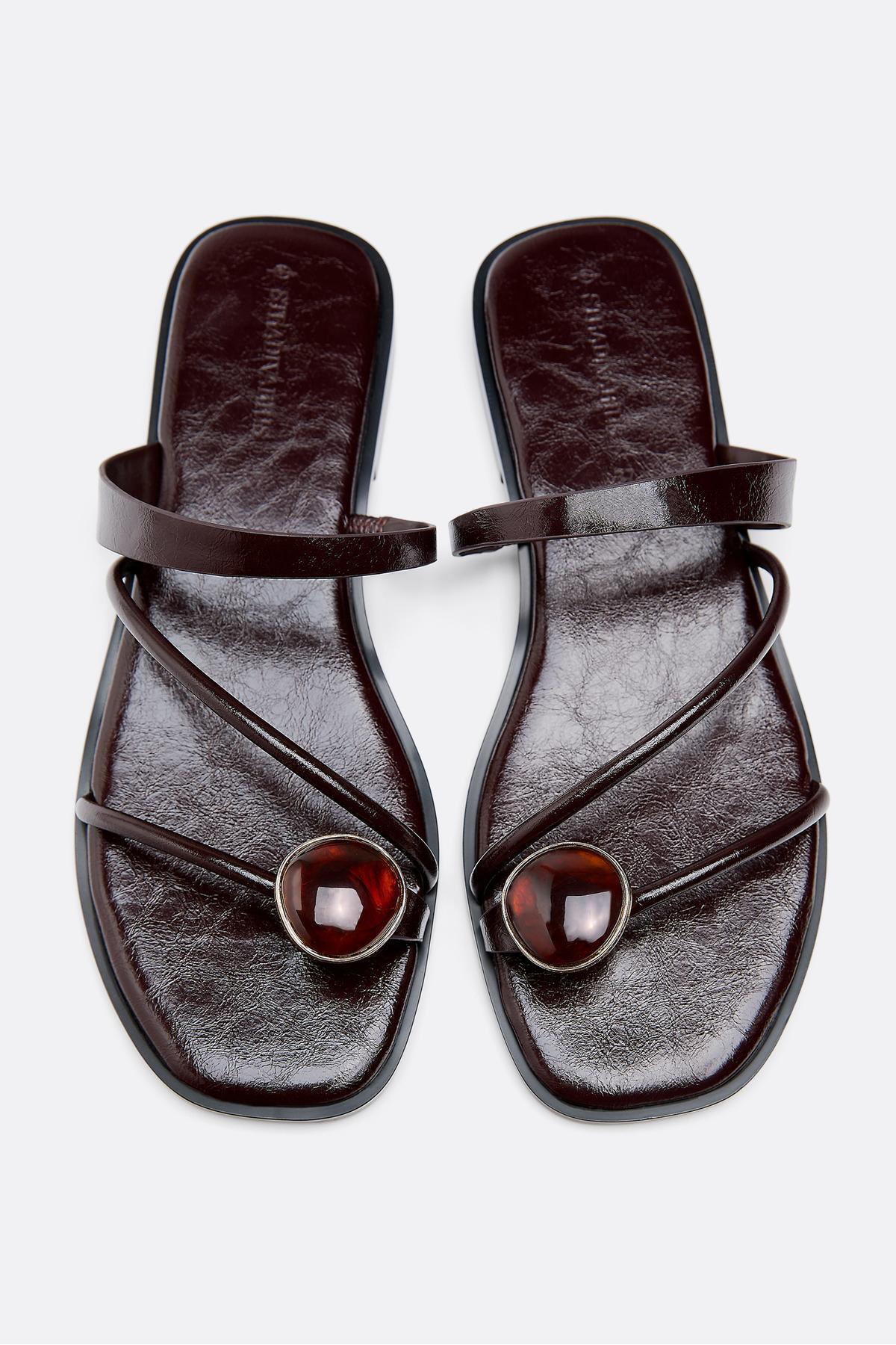 Stradivarius Taş detaylı düz sandalet görsel 2