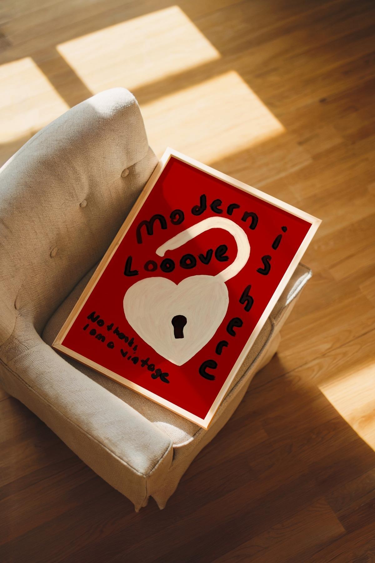Kırmızı Kalp Poster Love Is Here Yazılı Romantik Duvar Dekoru Çerçevesiz