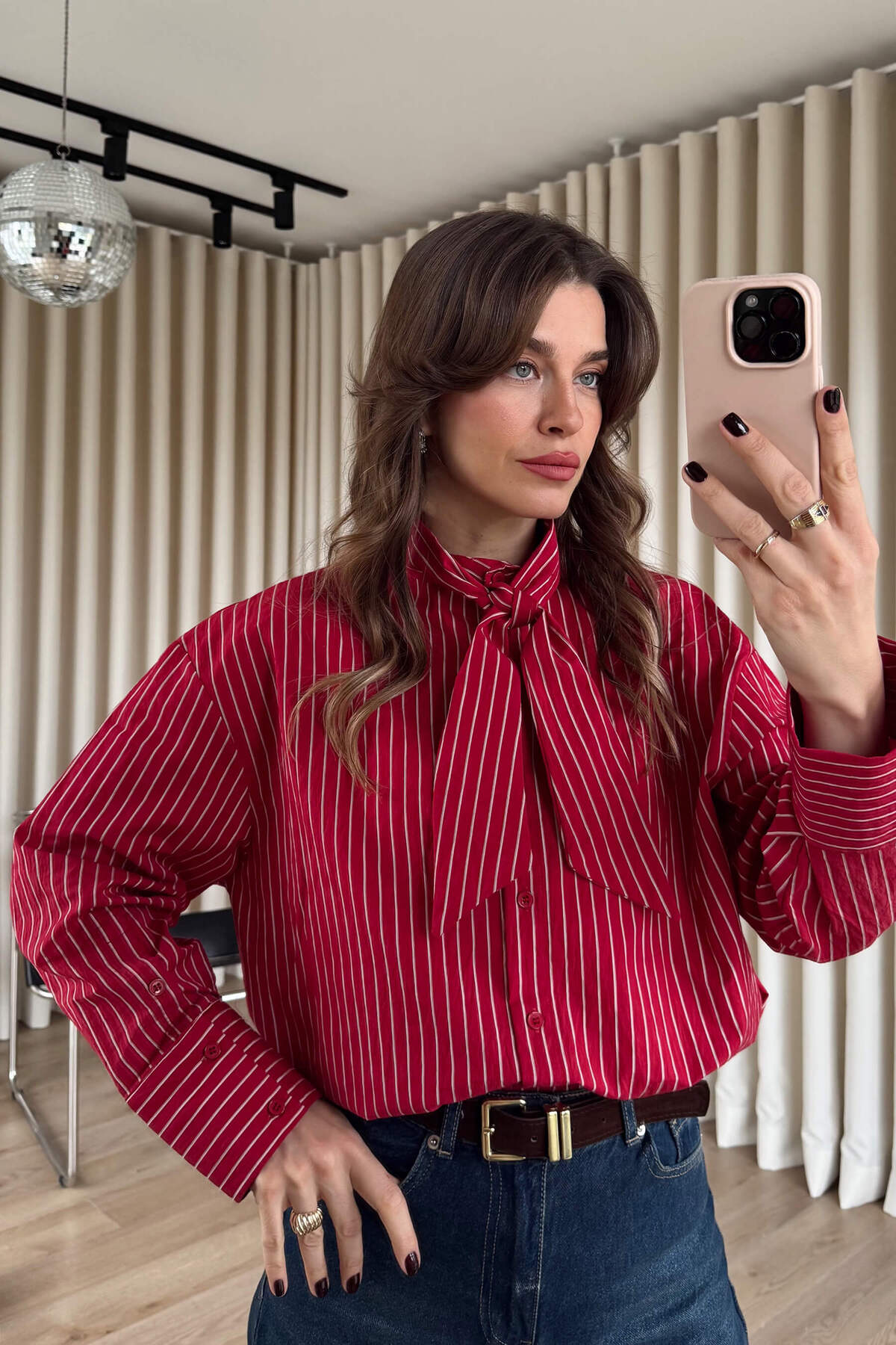 Sue Store  Kırmızı Beyaz Çizgili Fular Detaylı Gömlek - Görsel 3