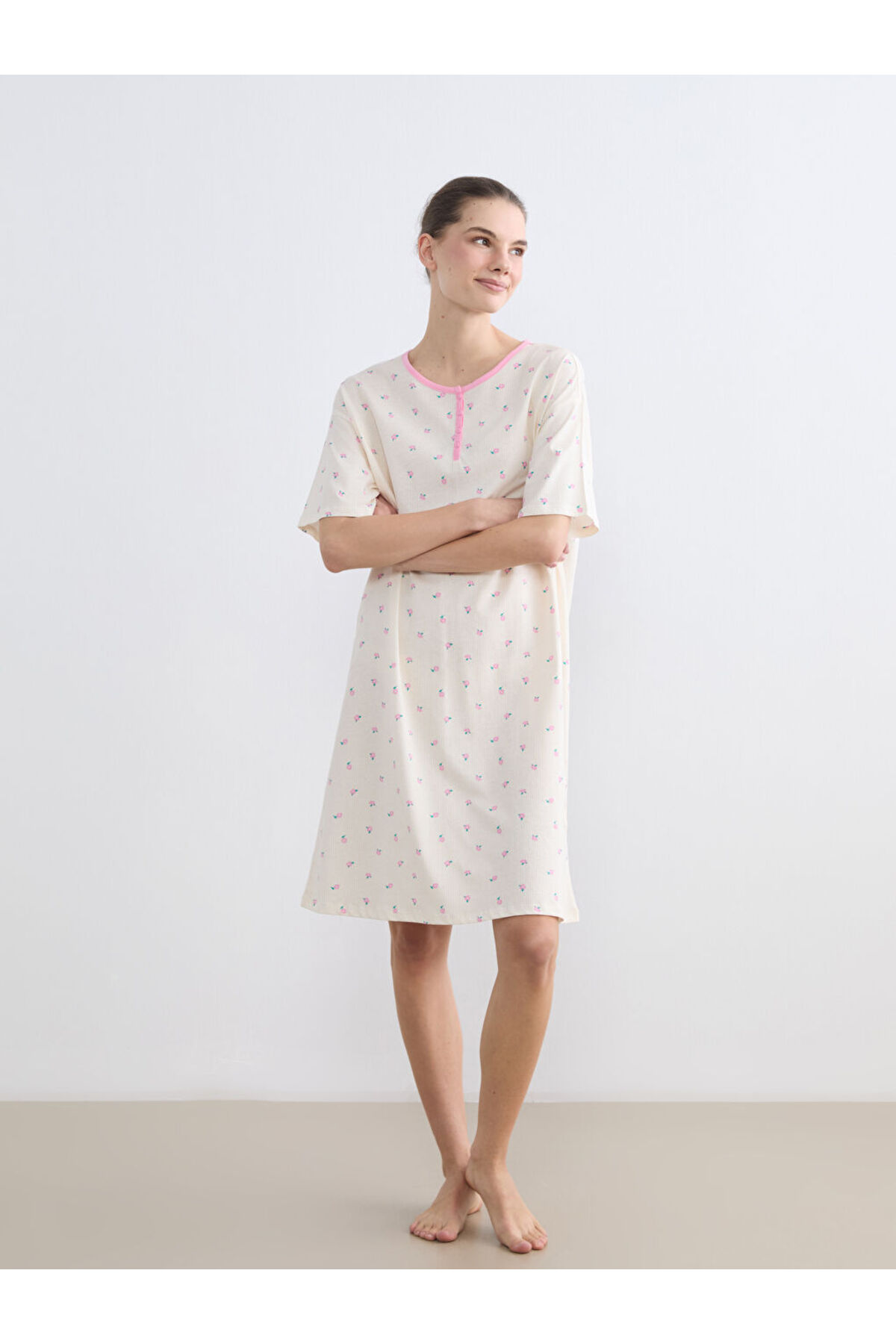 LC Waikiki GÜLİS GİYİM'DEN Ekru Bisiklet Yaka Çiçekli Kadın Gecelik