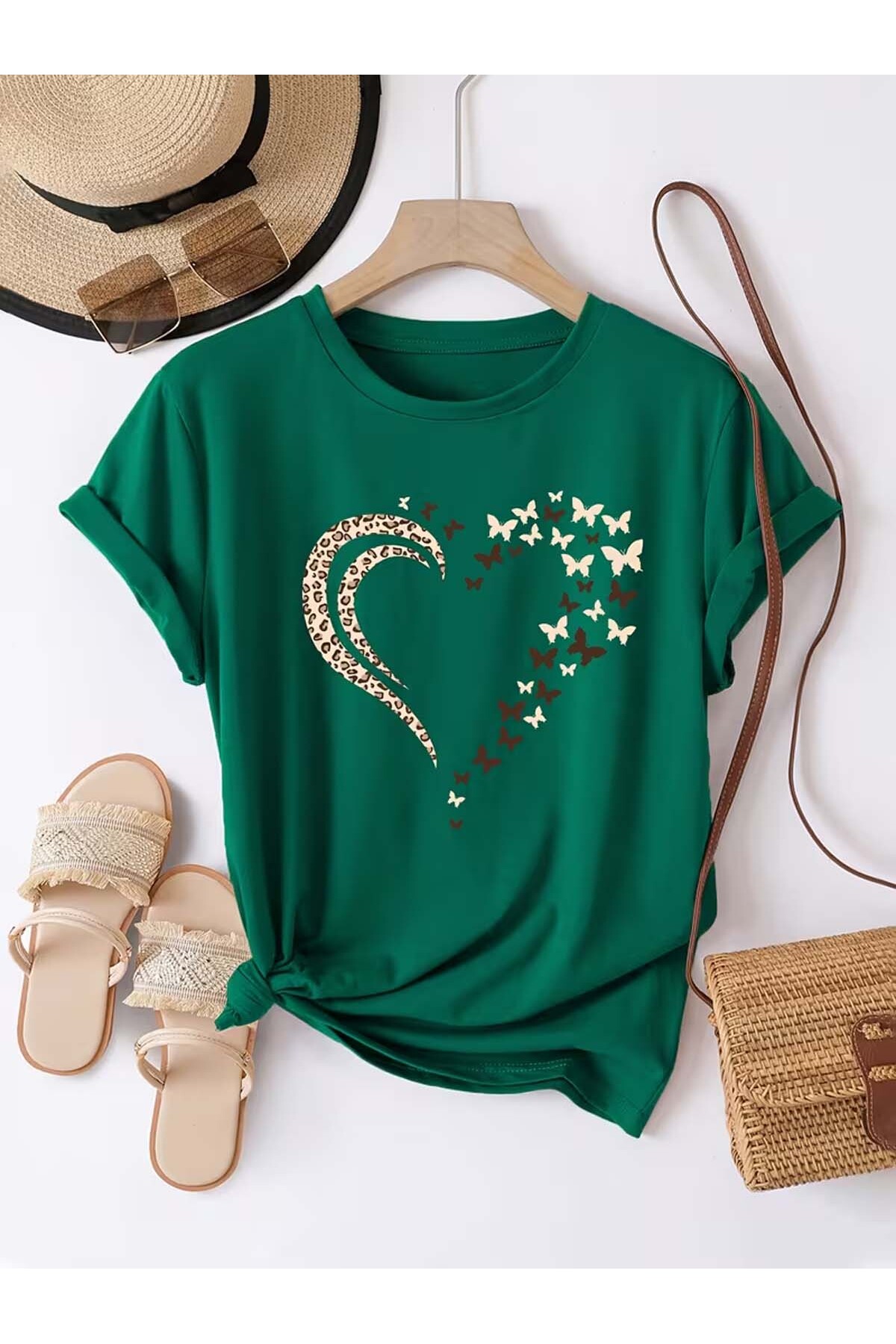 Trend Sizde Unisex zelena majica sa leopardovim srcem i leptirom Štampano okr...