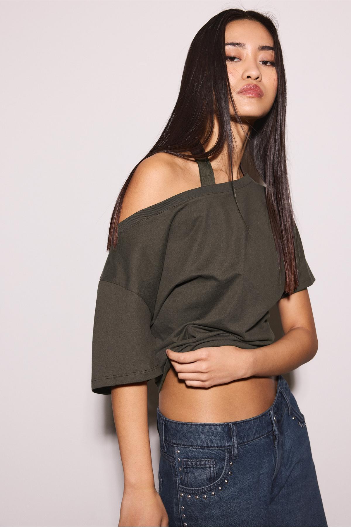 Stradivarius  Kısa kollu, kayık yaka, büzgülü t-shirt - Görsel 3