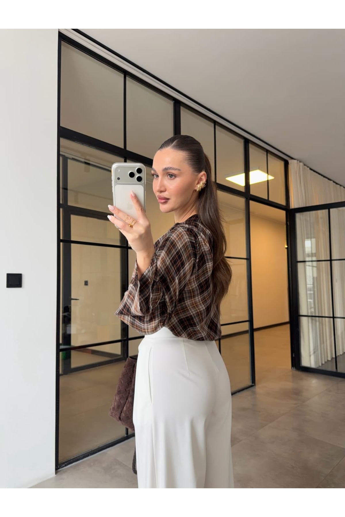 BB Bensu Buyruk  KAYIK YAKA EKOSE BLUZ KAHVE - Görsel 5