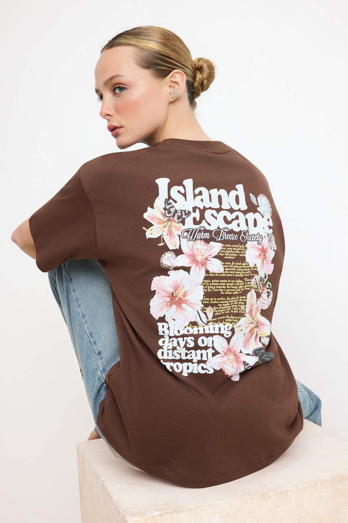 Trendyolmilla Kahverengi Çiçekli Oversize/Geniş Kalıp Sırt Baskılı Uzun %100 Pamuk Örme T-Shirt TWOSS24TS00183
