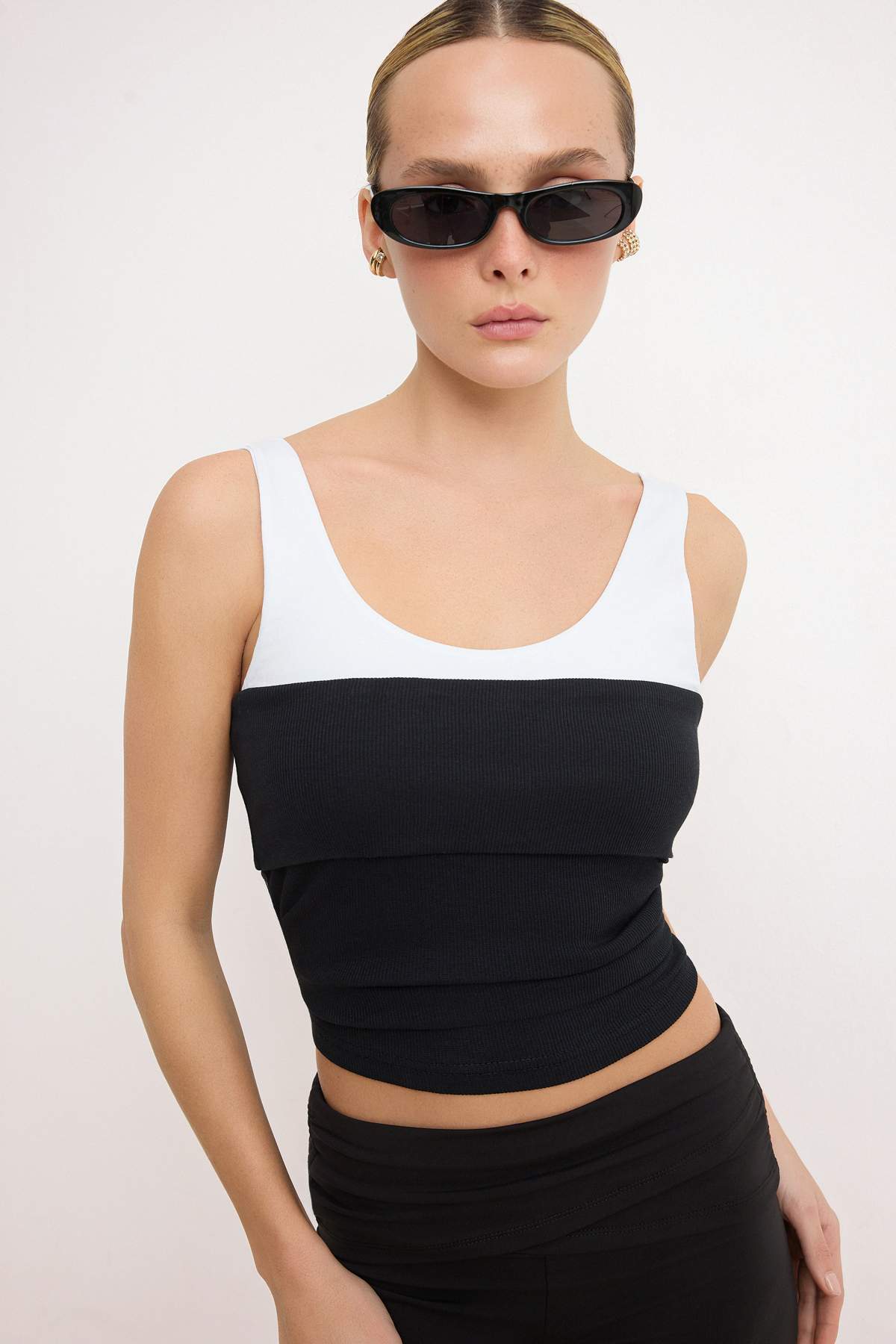 Trendyolmilla Siyah Renk Bloklu Fitted/Vücuda Oturan Havuz Yaka Kolsuz Fitilli Esnek Örme Bluz TWOSS26BZ00007