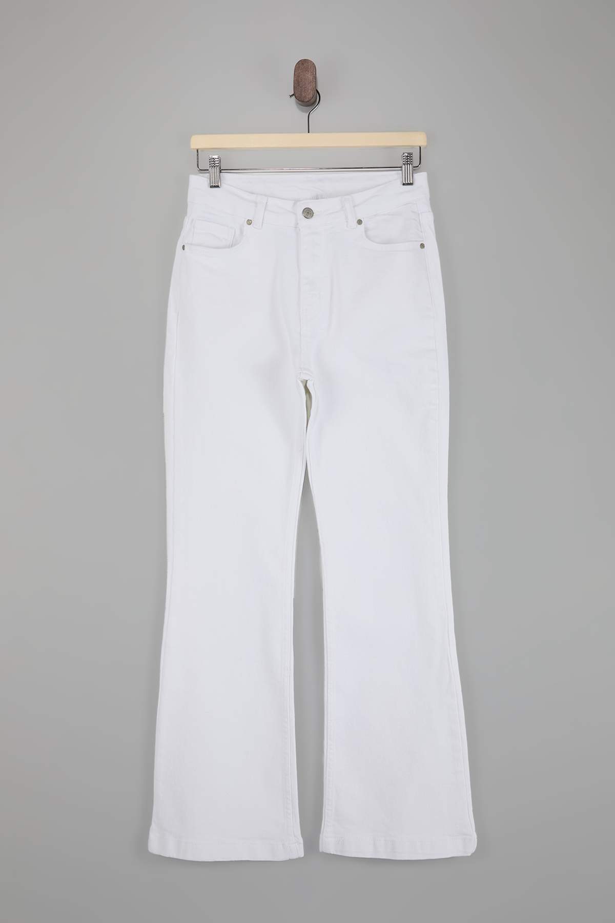 Trendyolmilla  Beyaz Yüksek Bel Comfort/Esnek İspanyol Paça Flare Jeans TWOAW26JE00047 - Görsel 5