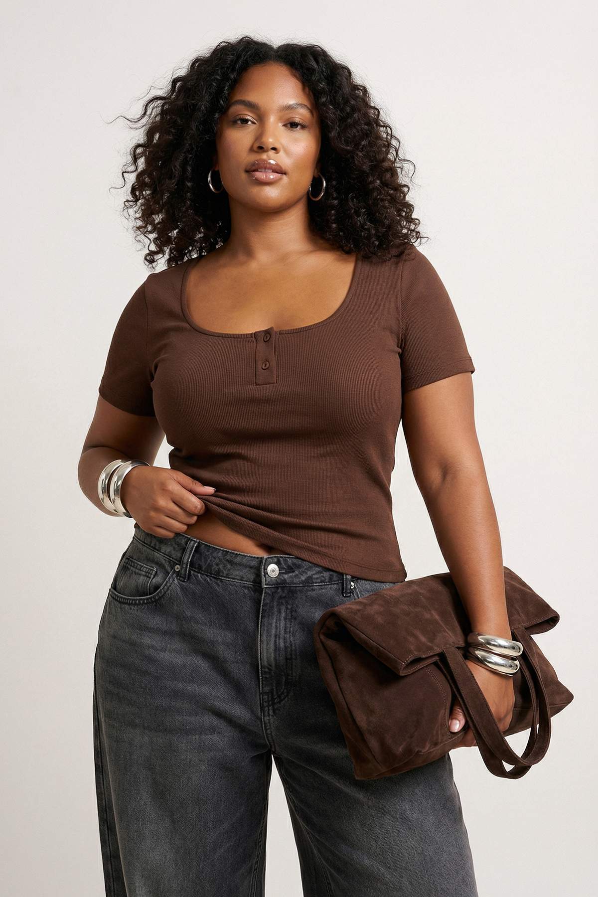 Trendyol Curve Braune, figurbetonte Strickbluse mit Rundhalsausschnitt in Übe...