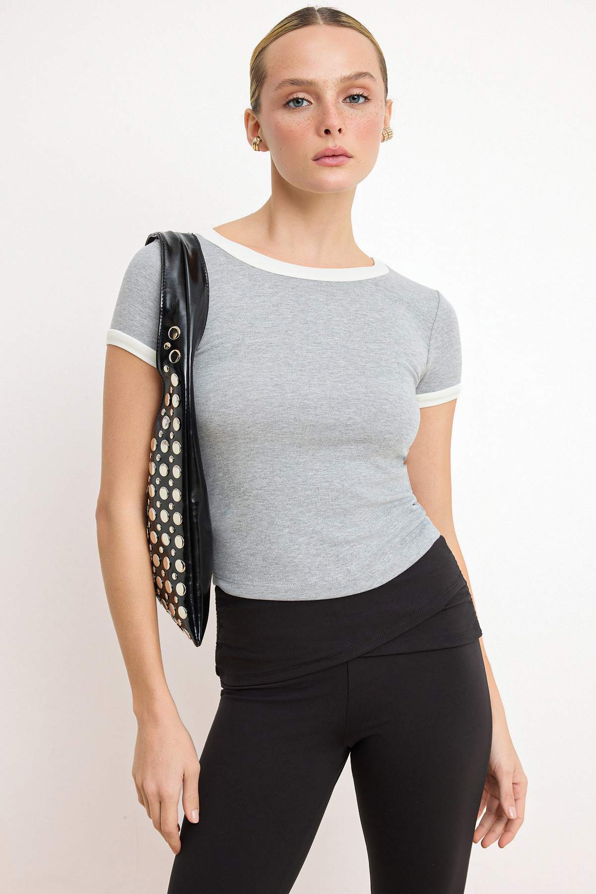 Trendyolmilla  Gri Melanj Fitted/Vücuda Oturan Kısa Kollu Pamuk Ribana Örme T-Shirt TWOSS26TS00126