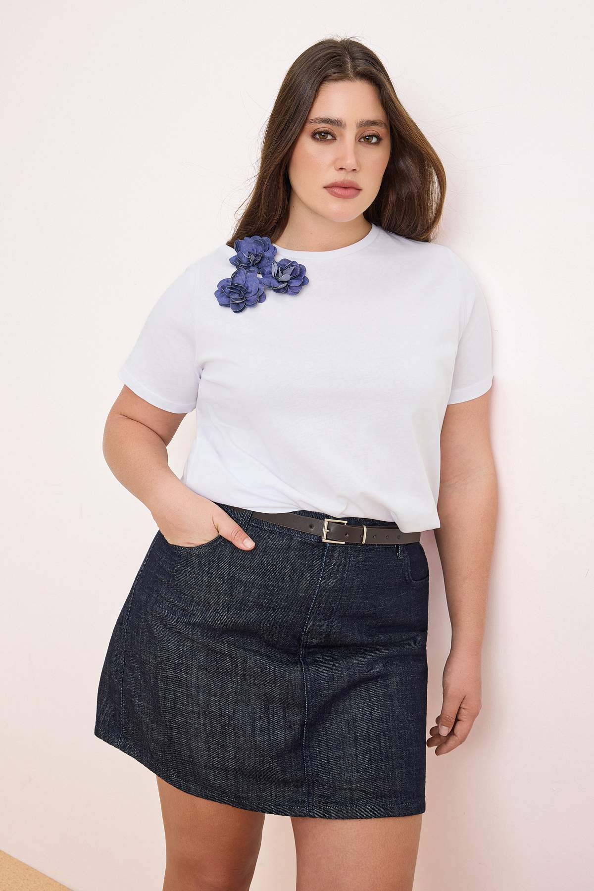 Trendyolmilla Curve Beyaz Bisiklet Yaka Çiçek Aksesuarlı Örme Büyük Beden T-shirt TBBSS26BF00003