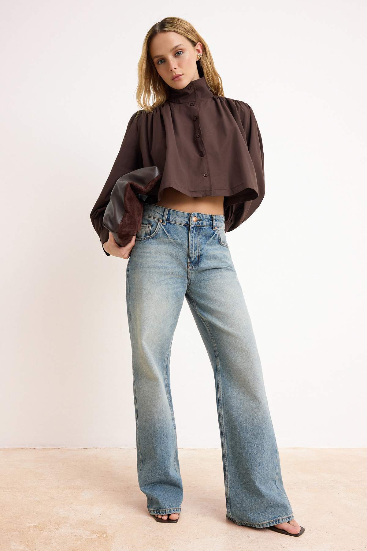 Trendyolmilla  Kahverengi Büzgülü Kısa/Crop Kesim Gömlek TWOSS26GO00137