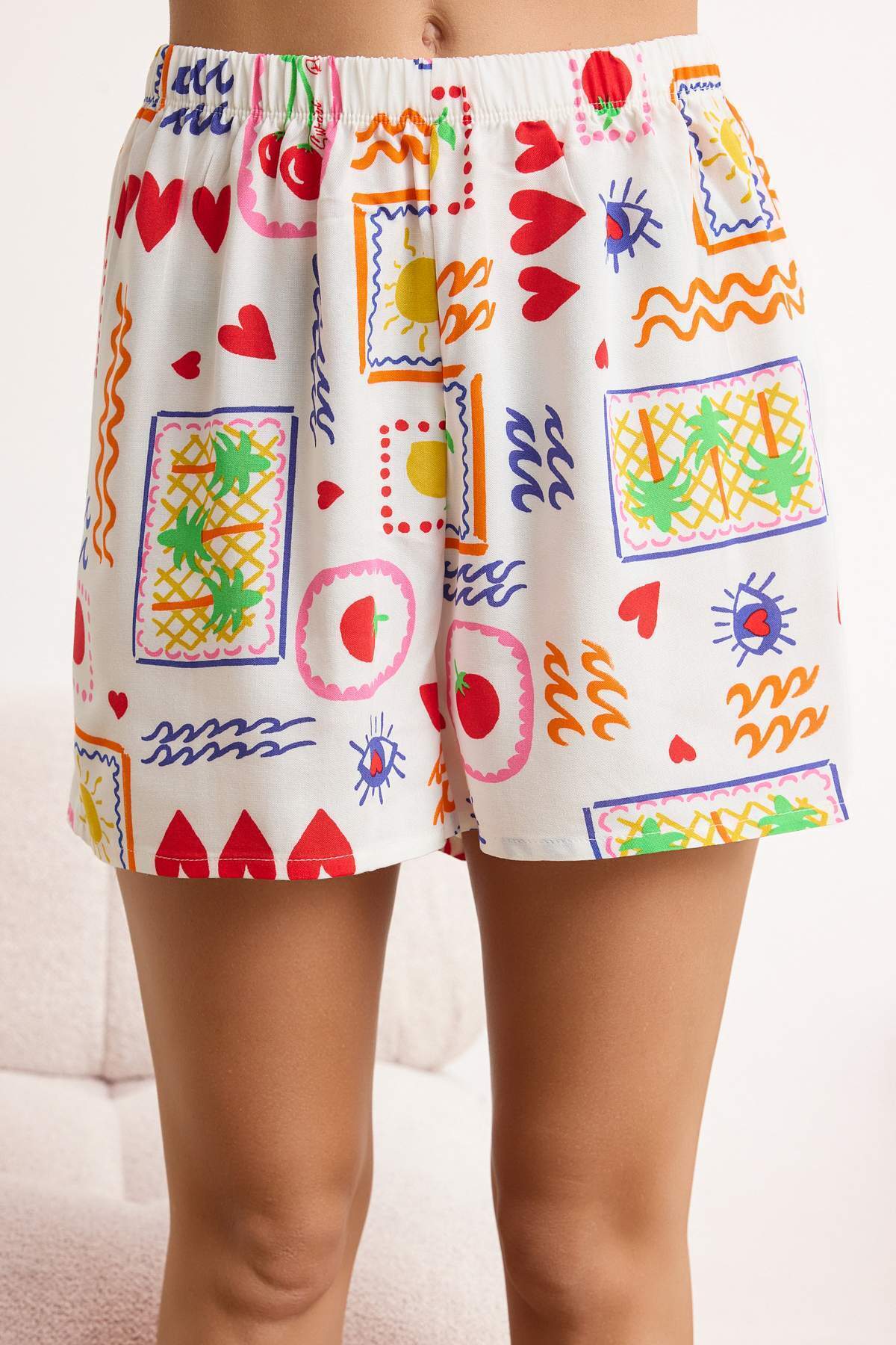 Trendyolmilla  Çok Renkli Eğlence Baskılı Viskon Şortlu Dokuma Pijama Takımı THMSS26PT00055 - Görsel 3