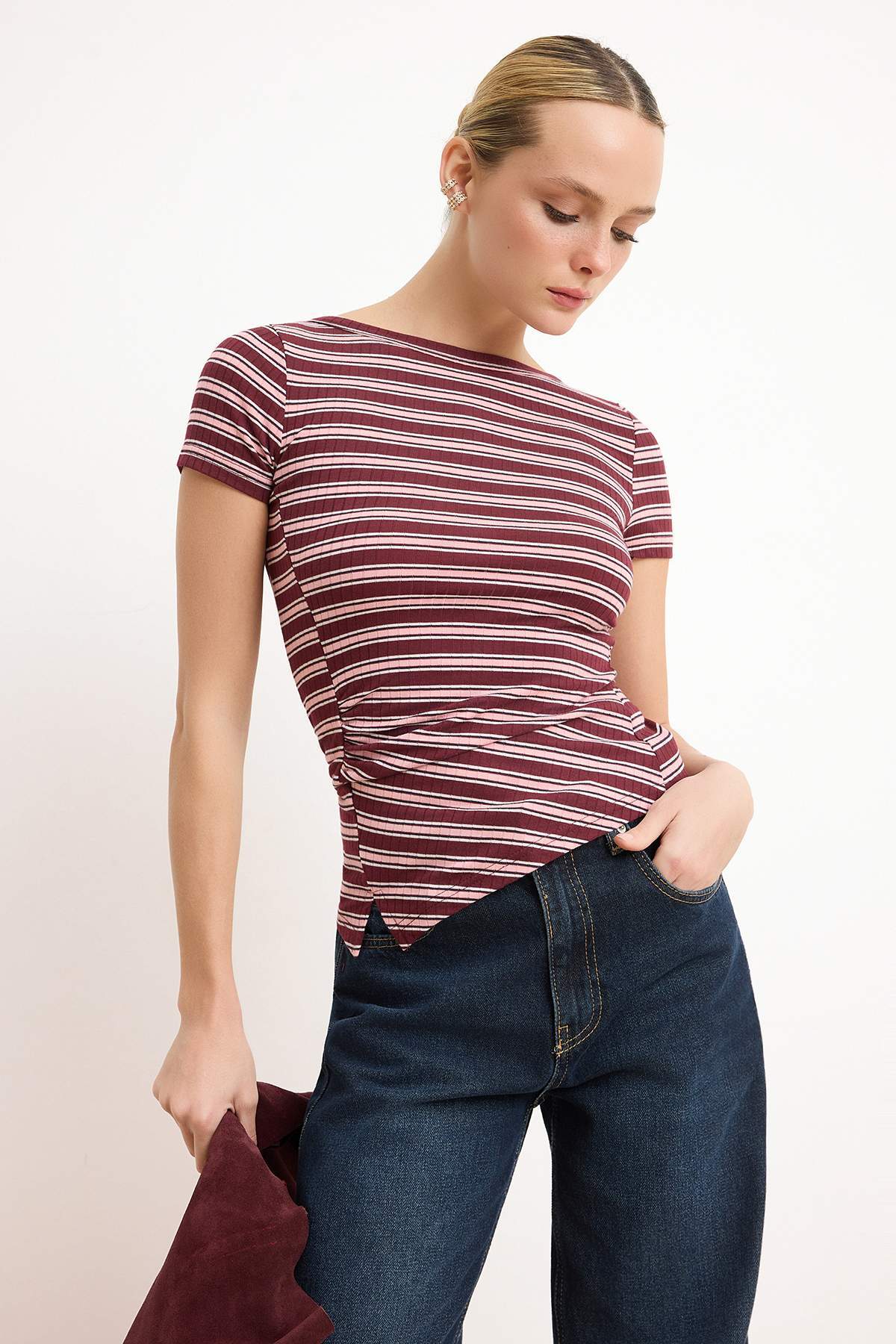 Trendyolmilla Pembe Çizgili Fitted/Vücuda Oturan Kısa Kollu Büzgülü Fitilli Esnek Örme Bluz TWOSS26BZ00377