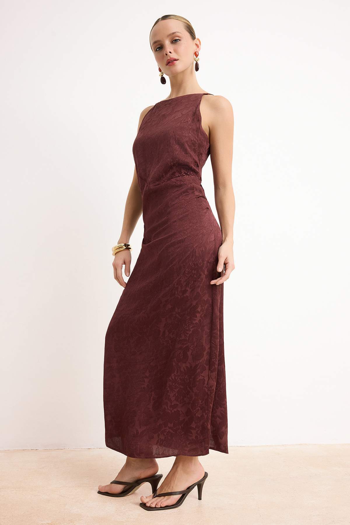 Trendyolmilla Kahverengi Büzgü ve Drape Detaylı Midi Dokuma Elbise TWOSS26EL00187
