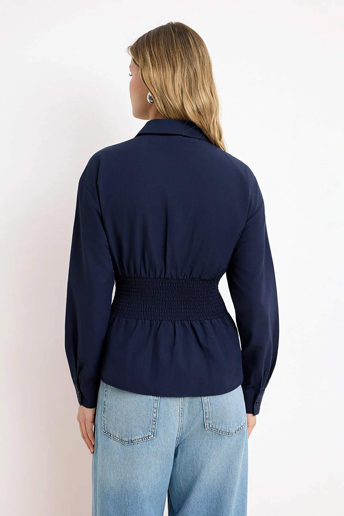 Trendyolmilla  Lacivert Bele Oturan Gipe Detaylı Gömlek TWOAW26GO00008 - Görsel 4
