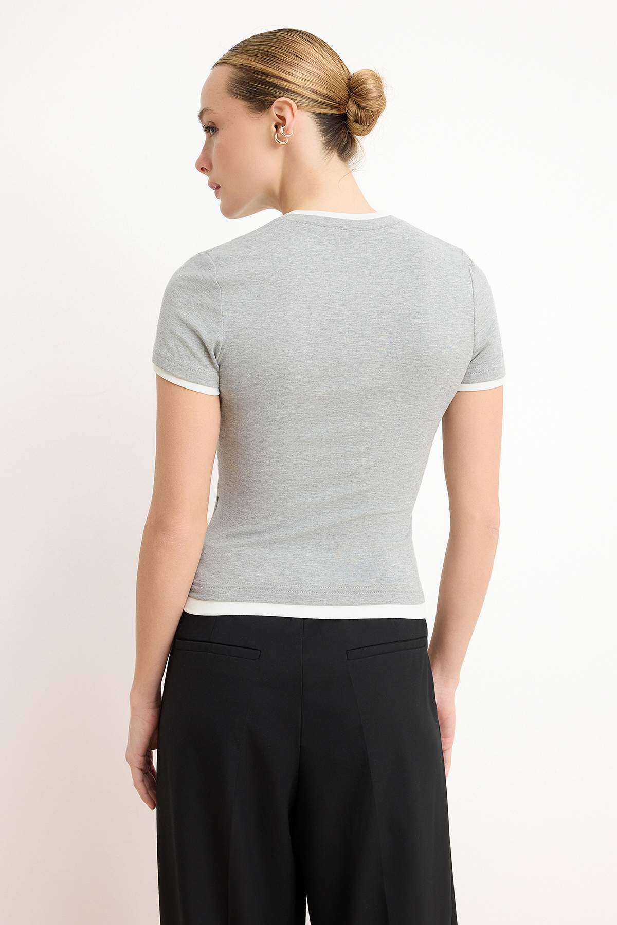 Trendyolmilla  Gri Melanj Viskoz/Yumuşak Kumaşlı Renk Bloklu Vücuda Oturan Esnek Örme T-Shirt TWOSS24TS00063 - Görsel 4