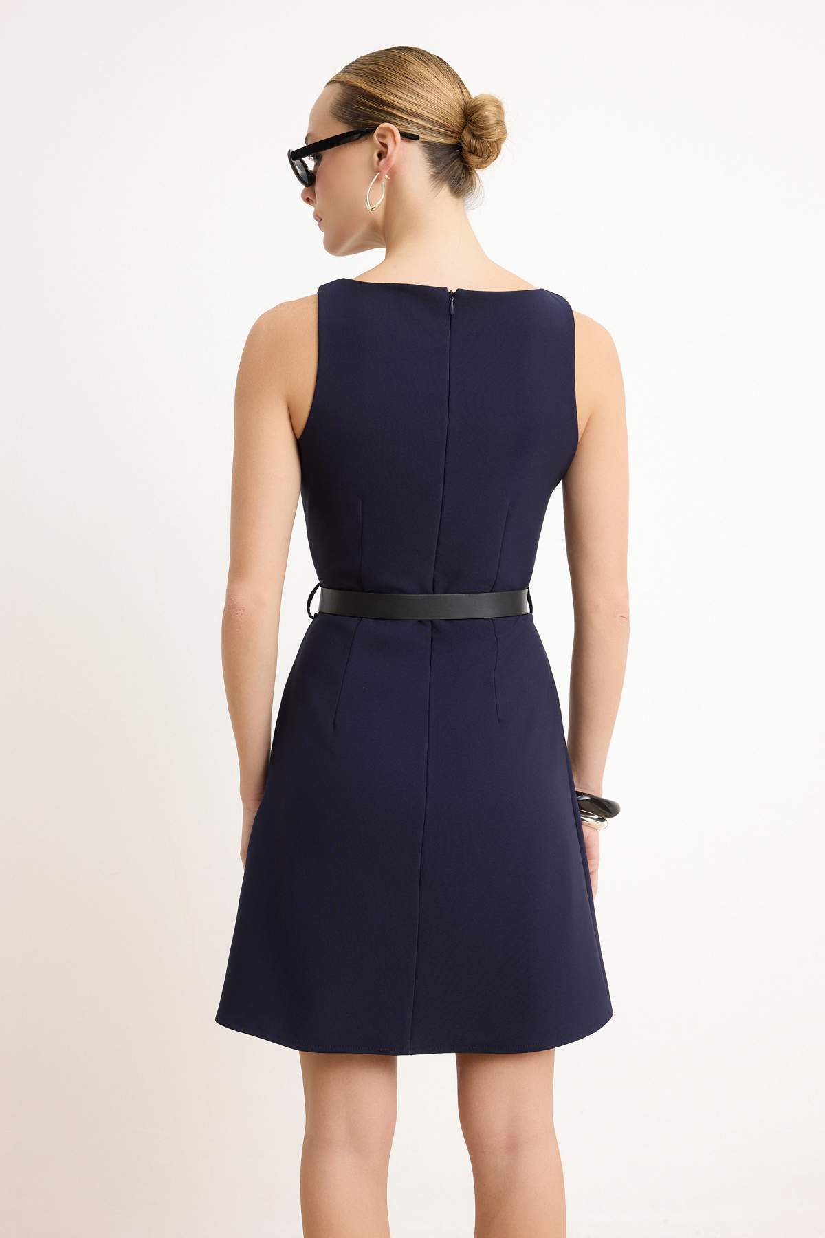 Trendyolmilla  Wardrope Essentials Lacivert Kemerli A Kesim Mini Esnek Dokuma Elbise TWOSS26EL00288 - Görsel 4