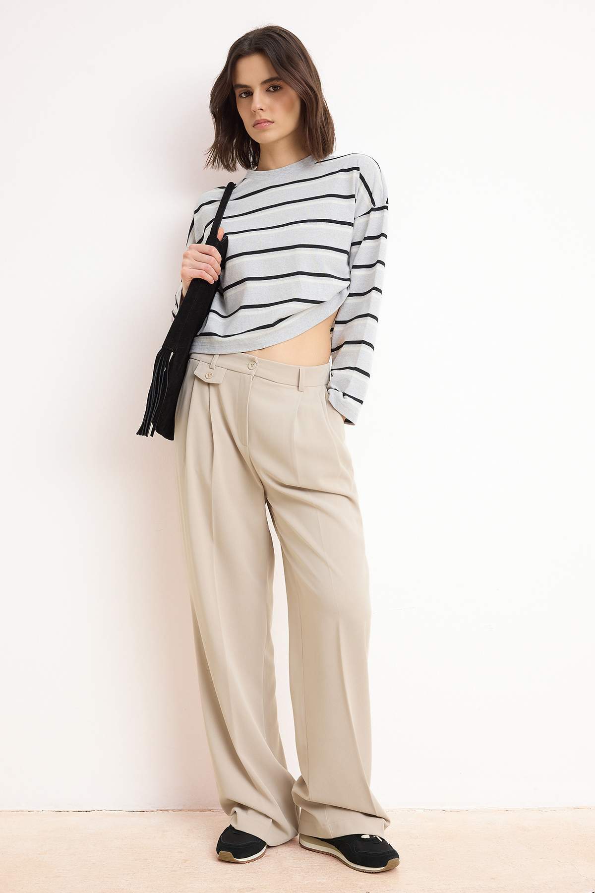 Trendyolmilla  Bej Özel Koleksiyon Dökümlü Wide Leg/Geniş Paça Kumaş Pantolon TWOSS26PL00054