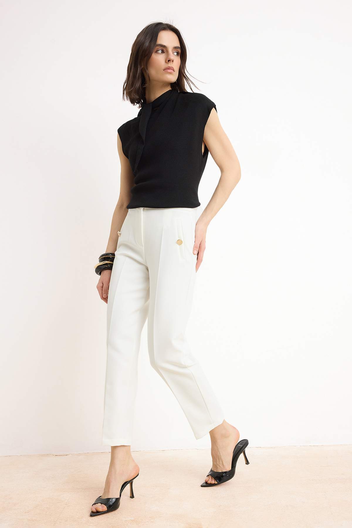 Trendyolmilla  Beyaz Özel Koleksiyon Arka Beli Lastikli Havuç Düğme Detaylı Kumaş Pantolon TWOSS26PL00025 - Görsel 2