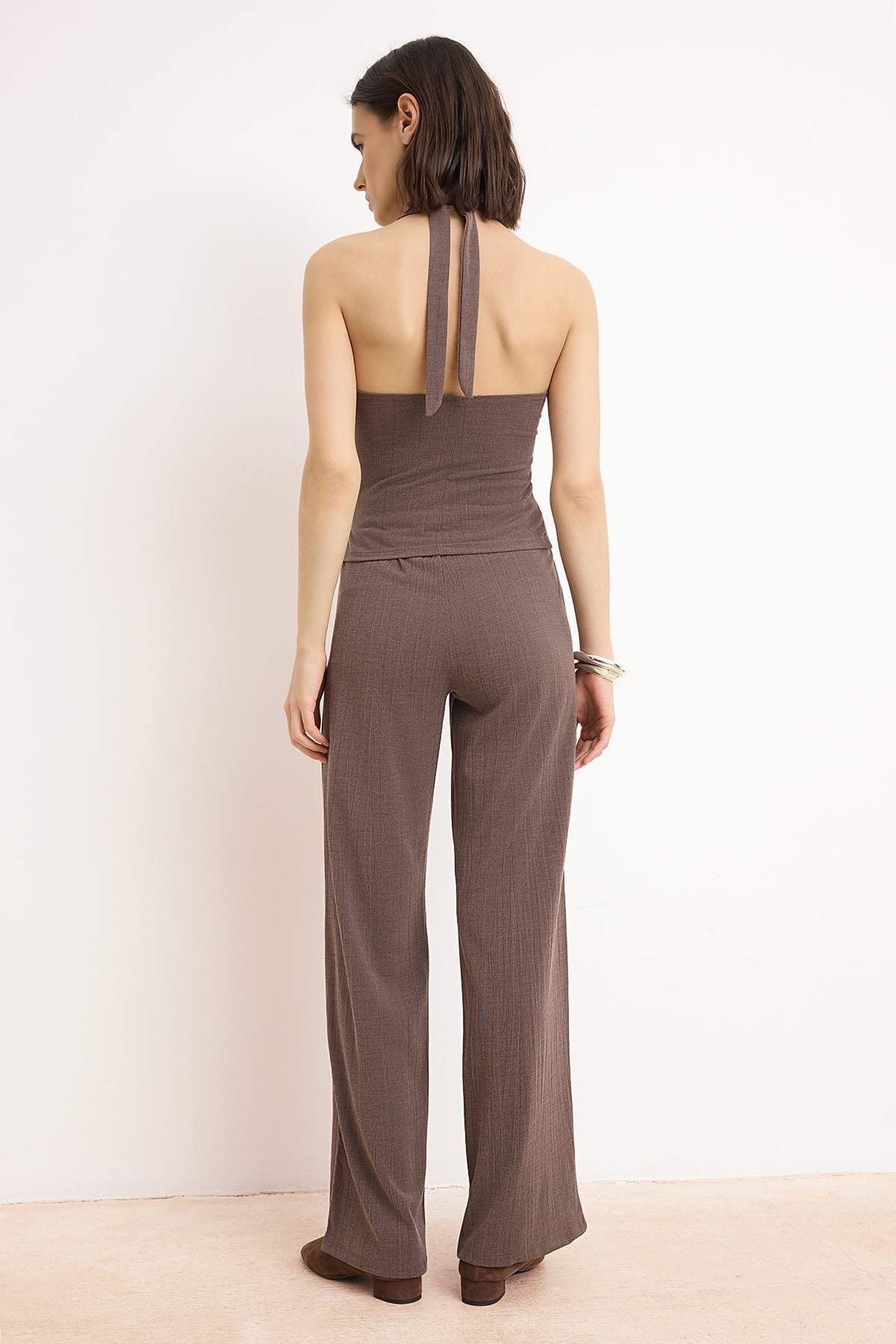 Trendyolmilla  Açık Kahverengi Fitted/Vücuda Oturan Düğmeli Boru Paça Jakarlı Örme Alt-Üst Takım TWOSS26AU00028 - Görsel 4