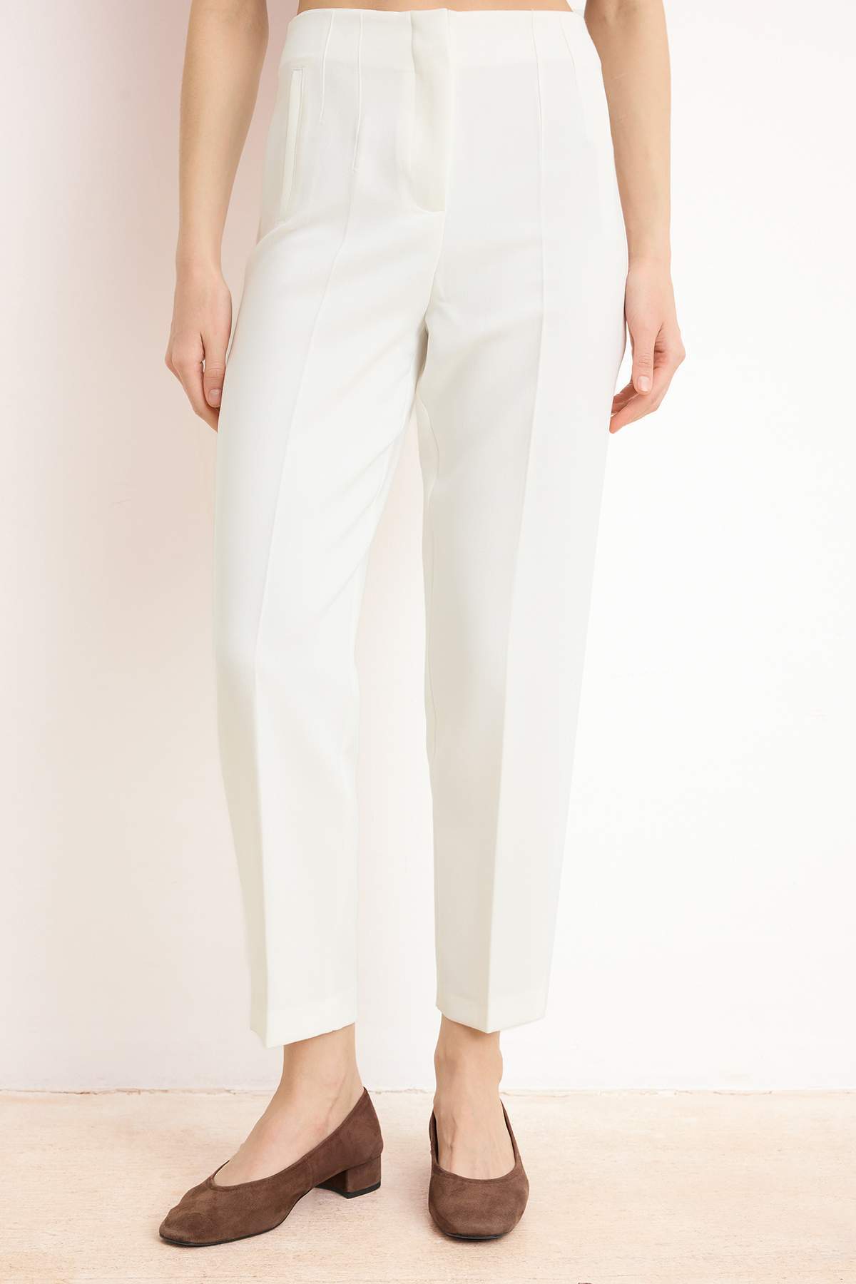 Trendyolmilla  Beyaz Özel Koleksiyon Yüksek Bel Cigarette Kalıp Pensli Bilek Boy Kumaş Pantolon TWOSS26PL00029 - Görsel 3