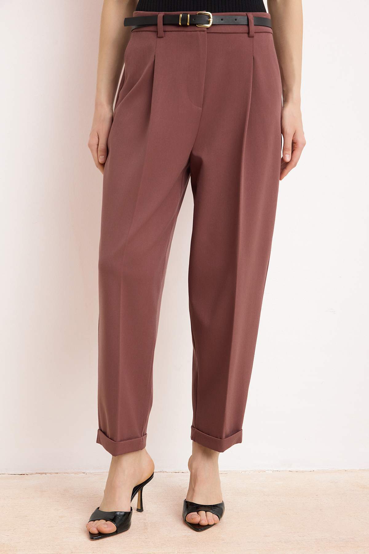 Trendyolmilla  Bordo Özel Koleksiyon Kemerli Havuç Kumaş Pantolon TWOSS26PL00058 - Görsel 3