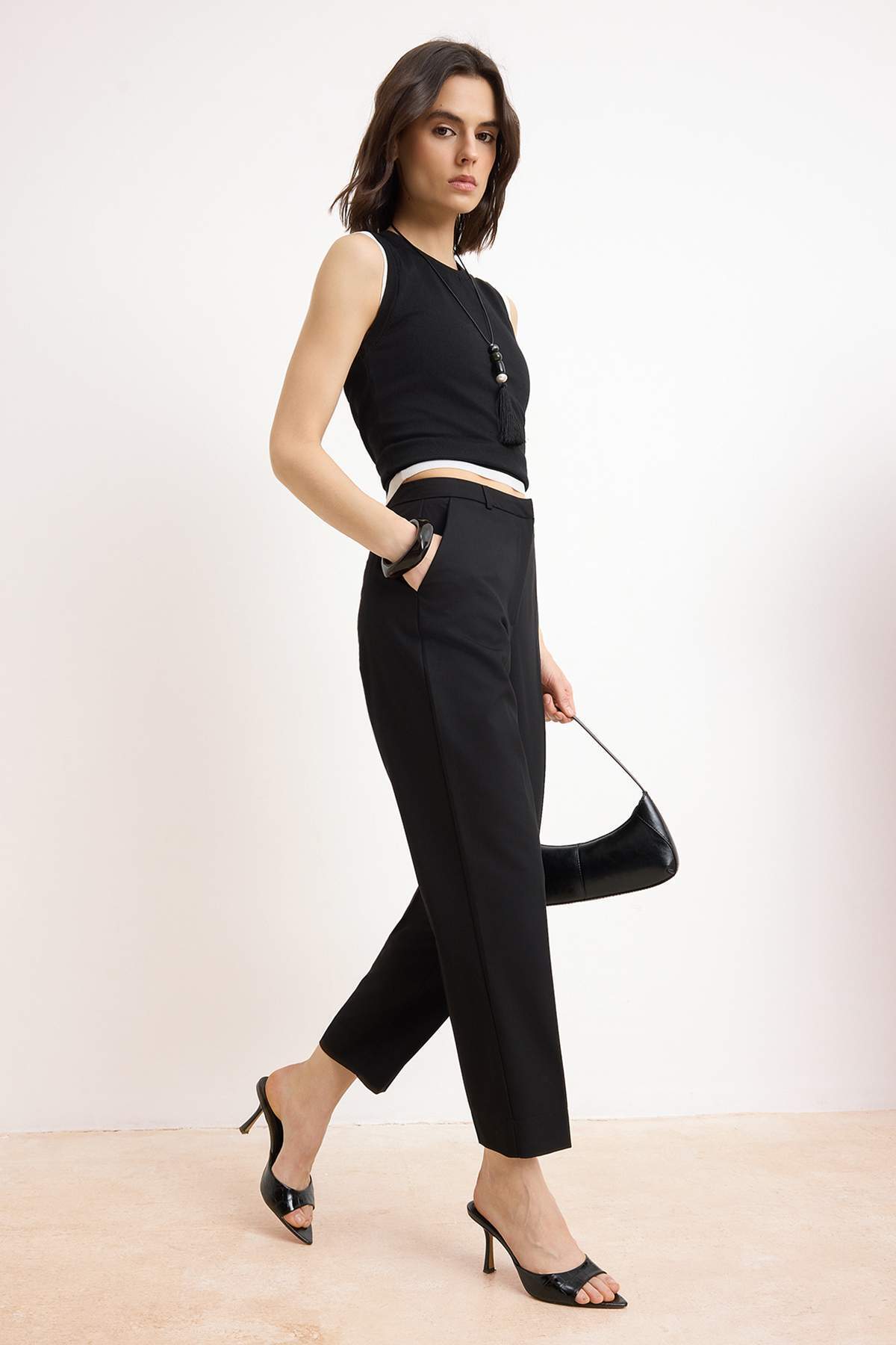 Trendyolmilla  Siyah Özel Koleksiyon Saten Yüzeyli Cigarette Kumaş Pantolon TWOSS26PL00030 - Görsel 7