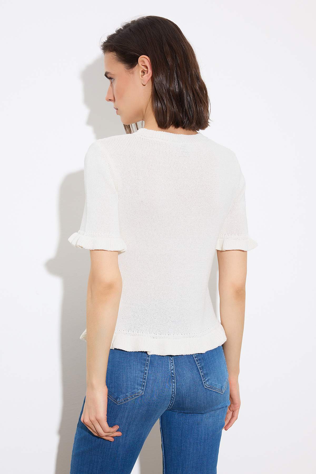 Trendyolmilla  Limited Edition Ekru Fırfır Detaylı Bisiklet Yaka Triko Bluz TWOSS26BZ00135 - Görsel 6