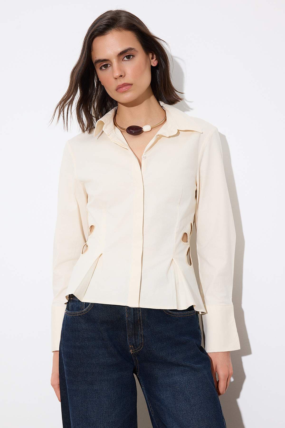 Trendyolmilla Limited Edition Bej Çiçek Nakış Detaylı Bele Oturan Poplin Gömlek TWOSS26GO00057