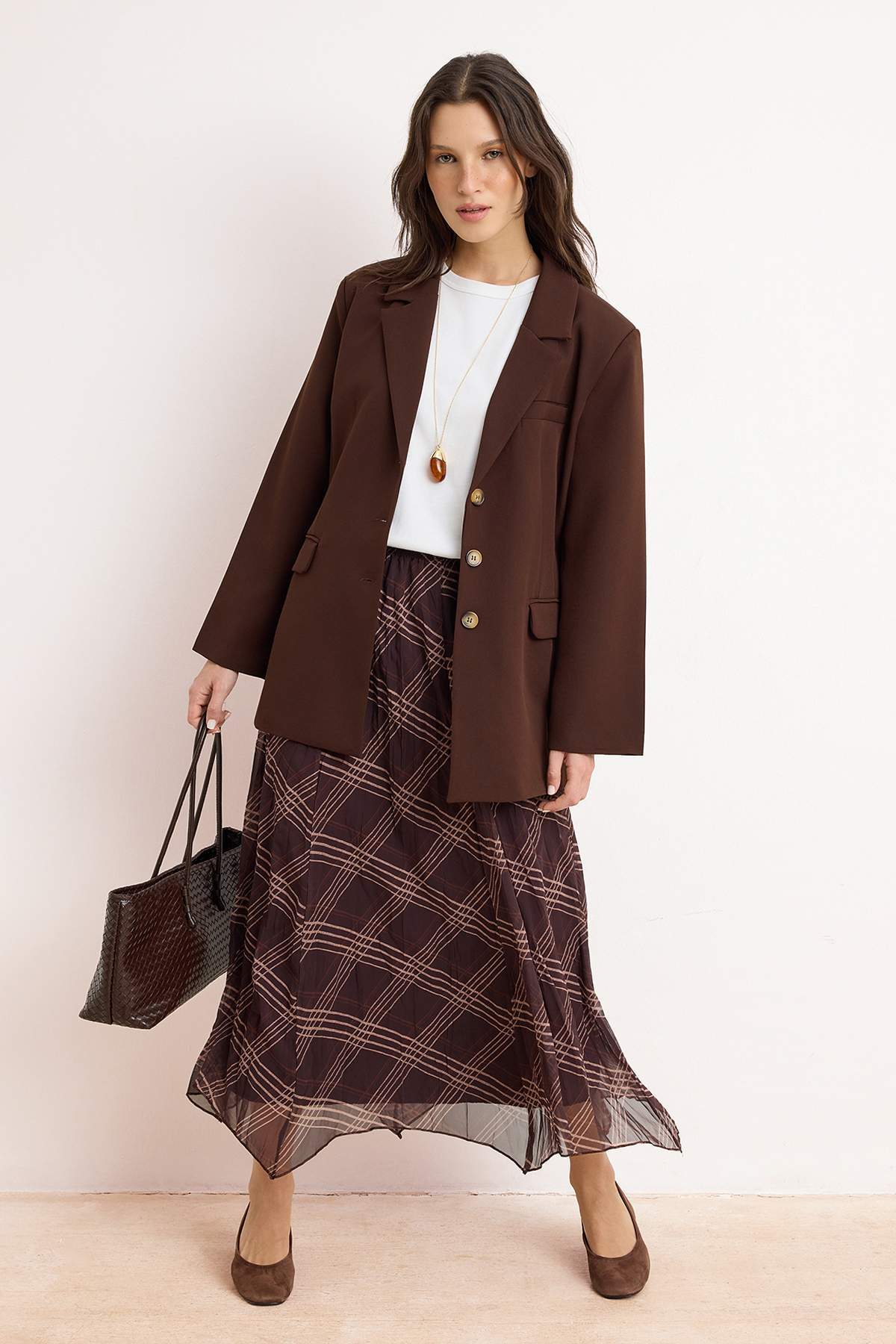 Trendyolmilla  Kahverengi Şifon Astarlı Beli Lastikli Etek Ucu Ekoseli Maxi Asimetrik Etek TCTSS26EE00006