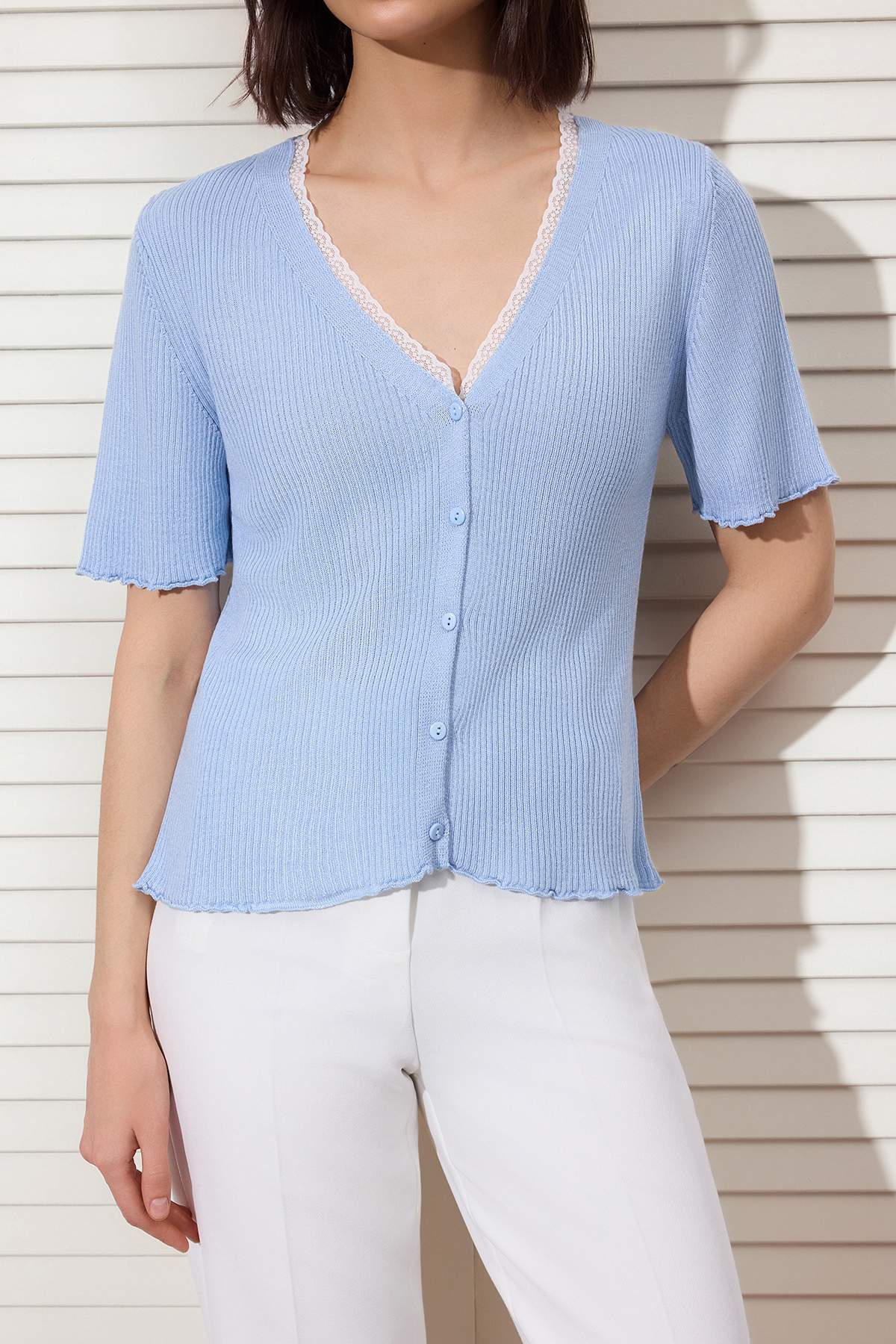 Trendyolmilla  Bebe Mavisi V Yaka Dantel Detaylı Renk Bloklu Fitted İnce Triko Bluz TWOSS26BZ00292 - Görsel 3